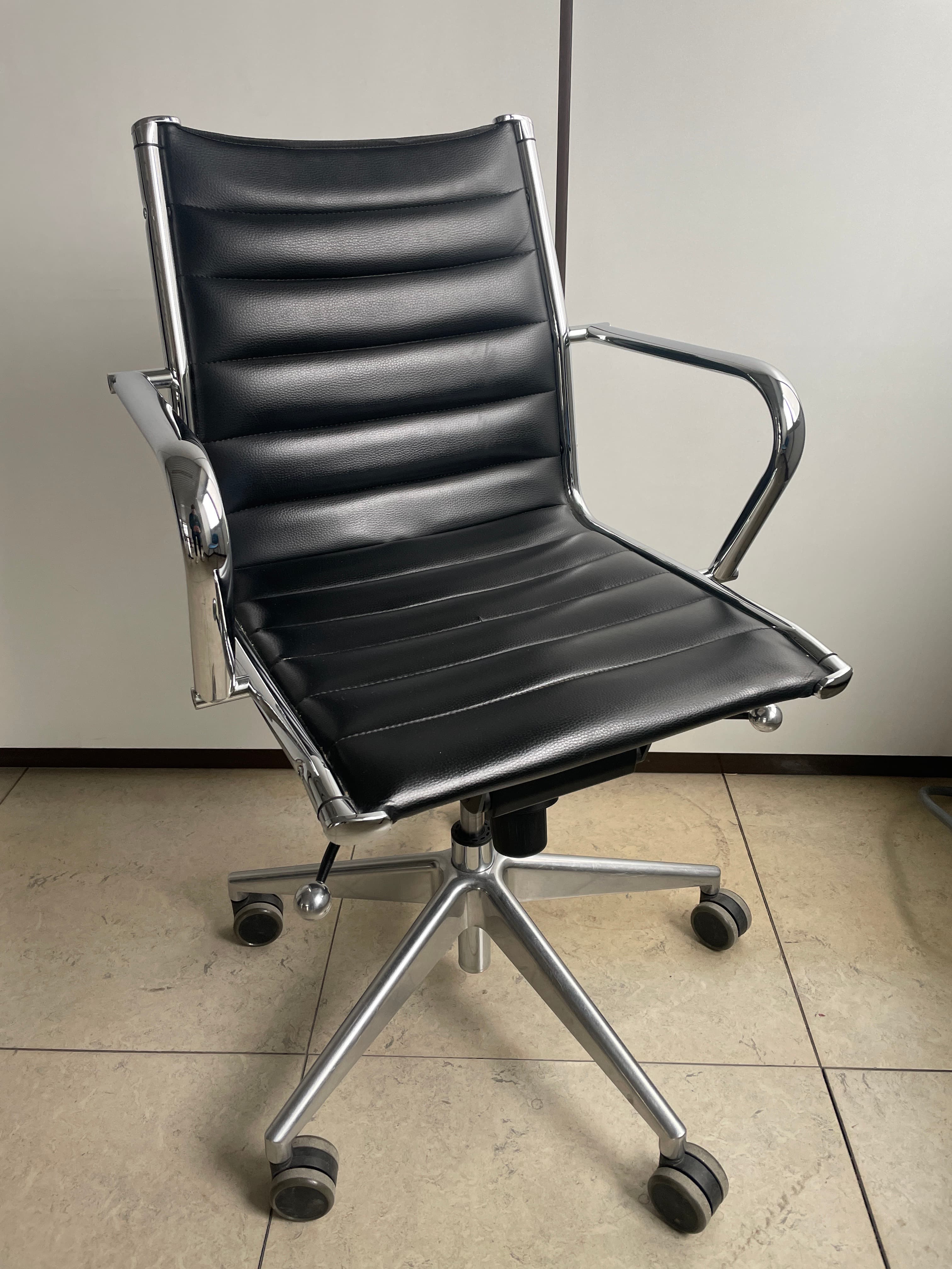 Sitland black leather office chair on wheels-0