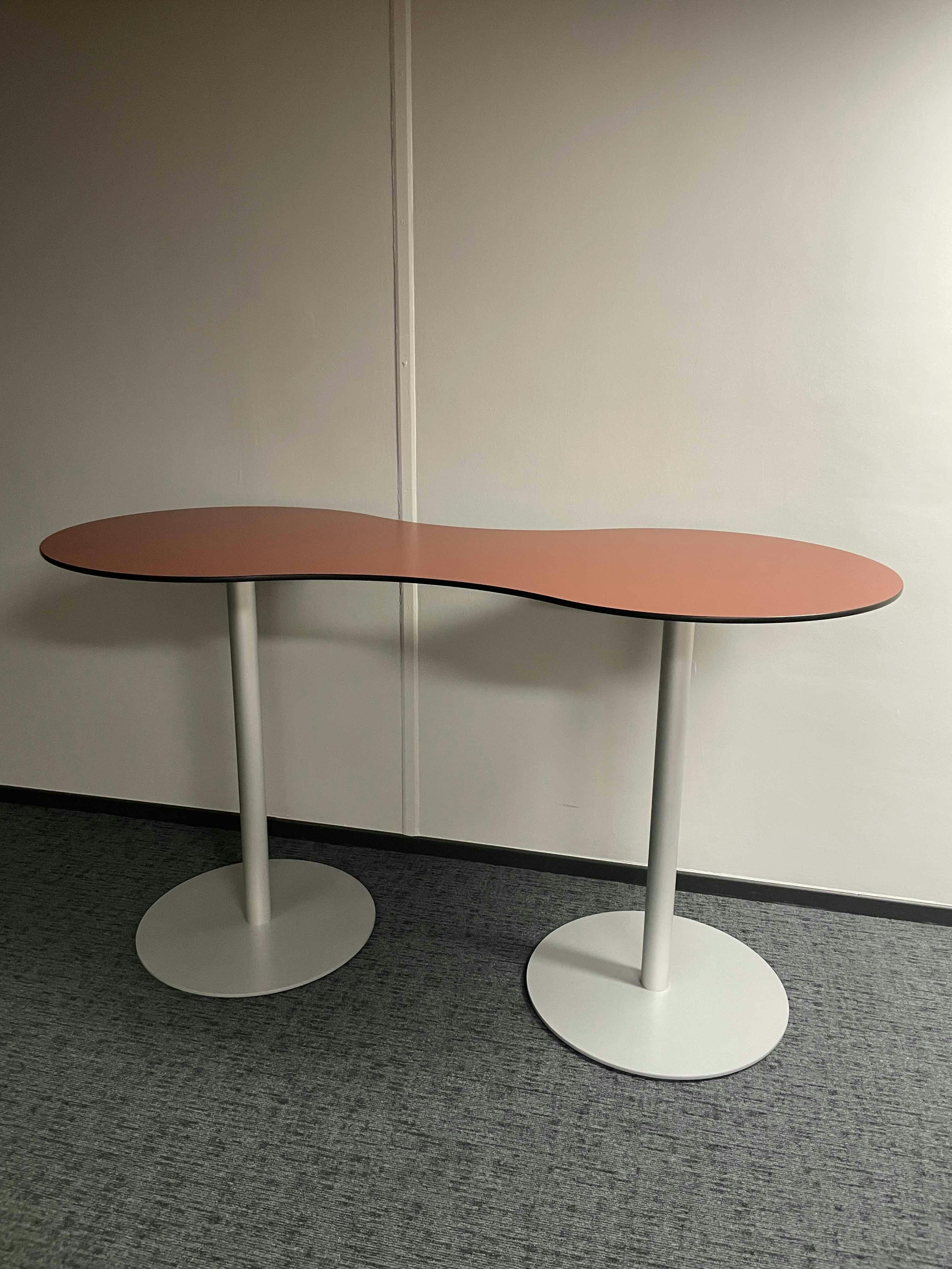 Hoge rode tafel op grijze poten - Relieve Furniture