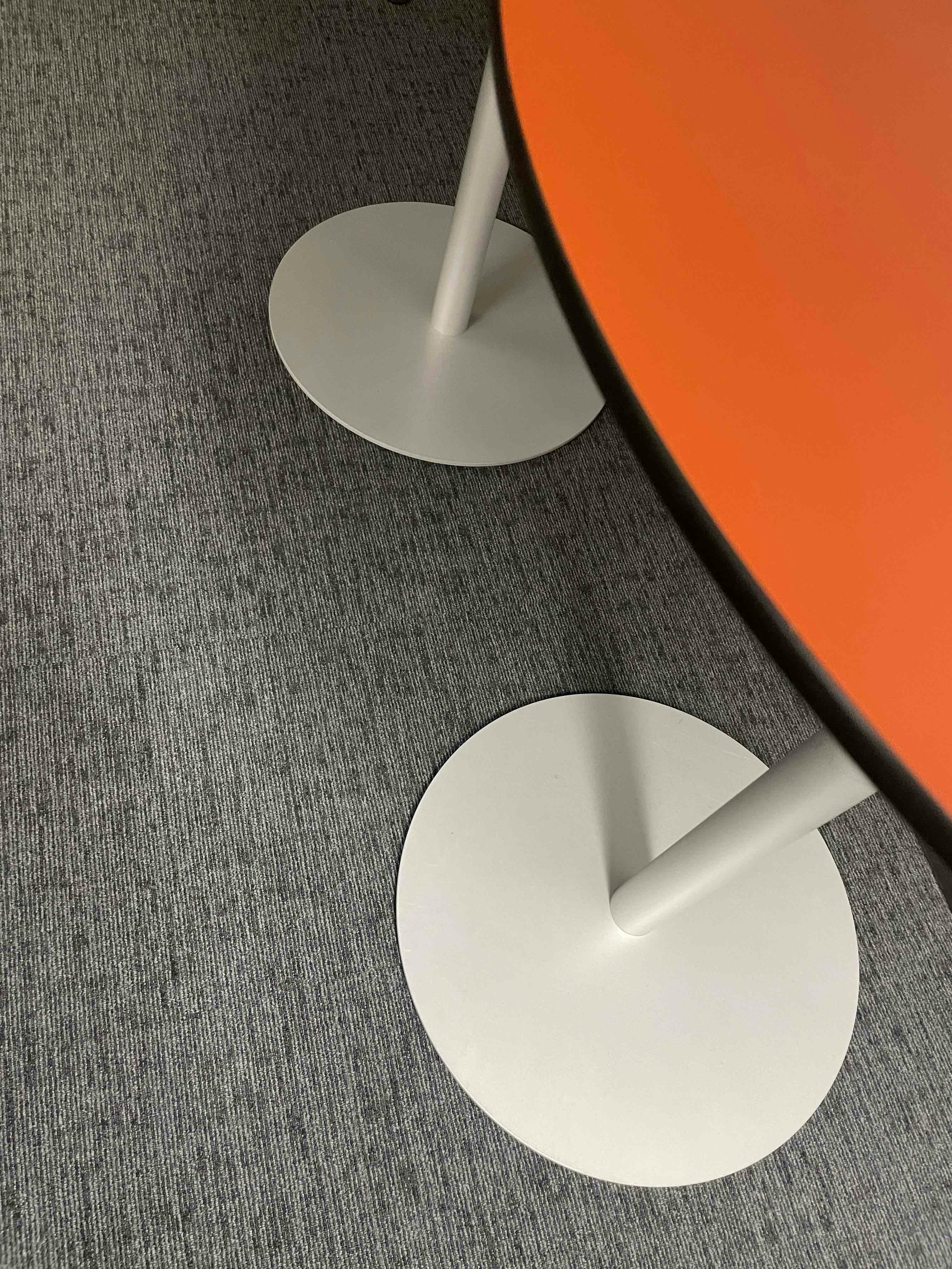 Table haute rouge sur pieds gris - Relieve Furniture