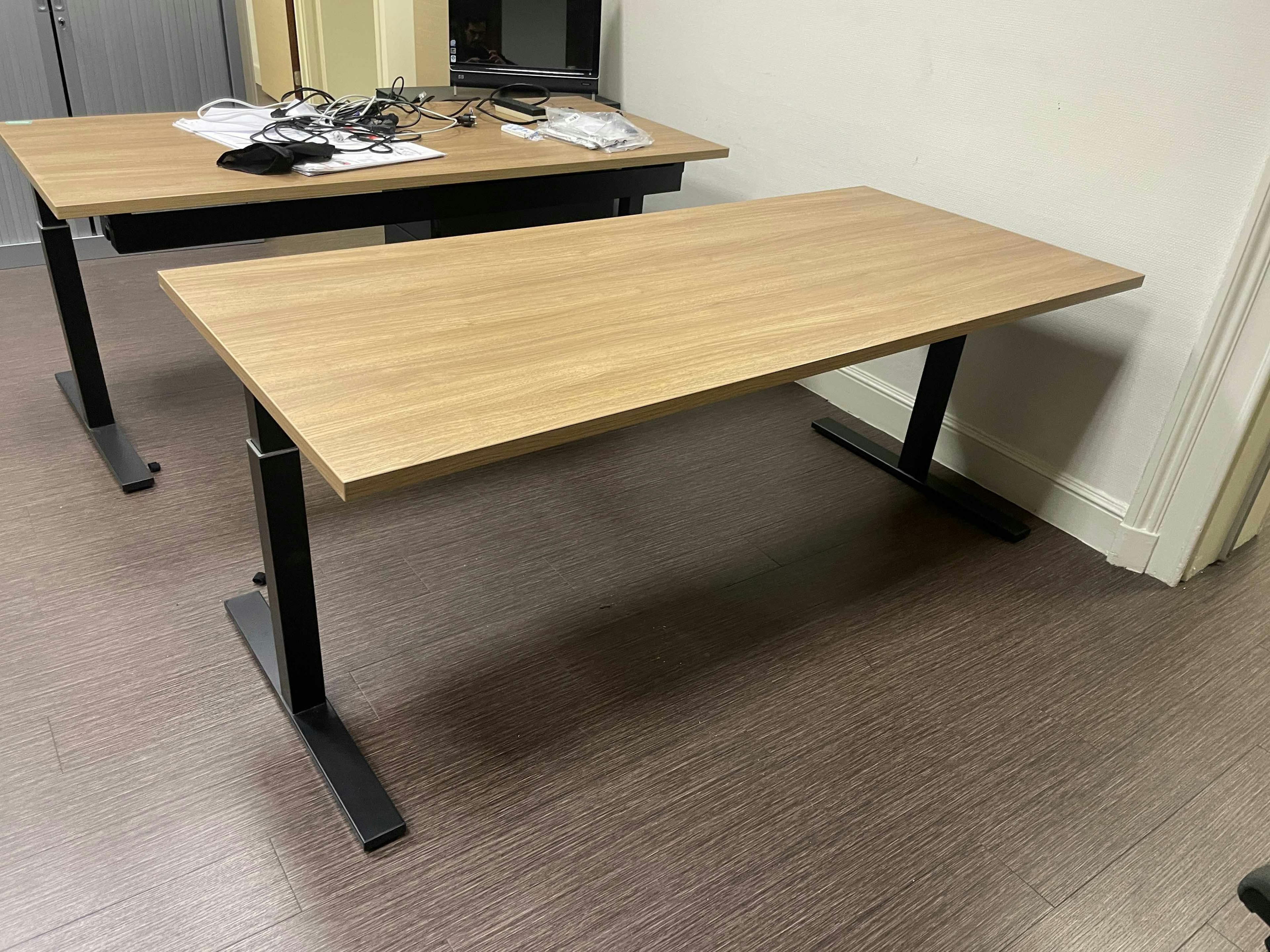 Medium brown wood desk on adjustable T black legs 180cm - Relieve Furniture
