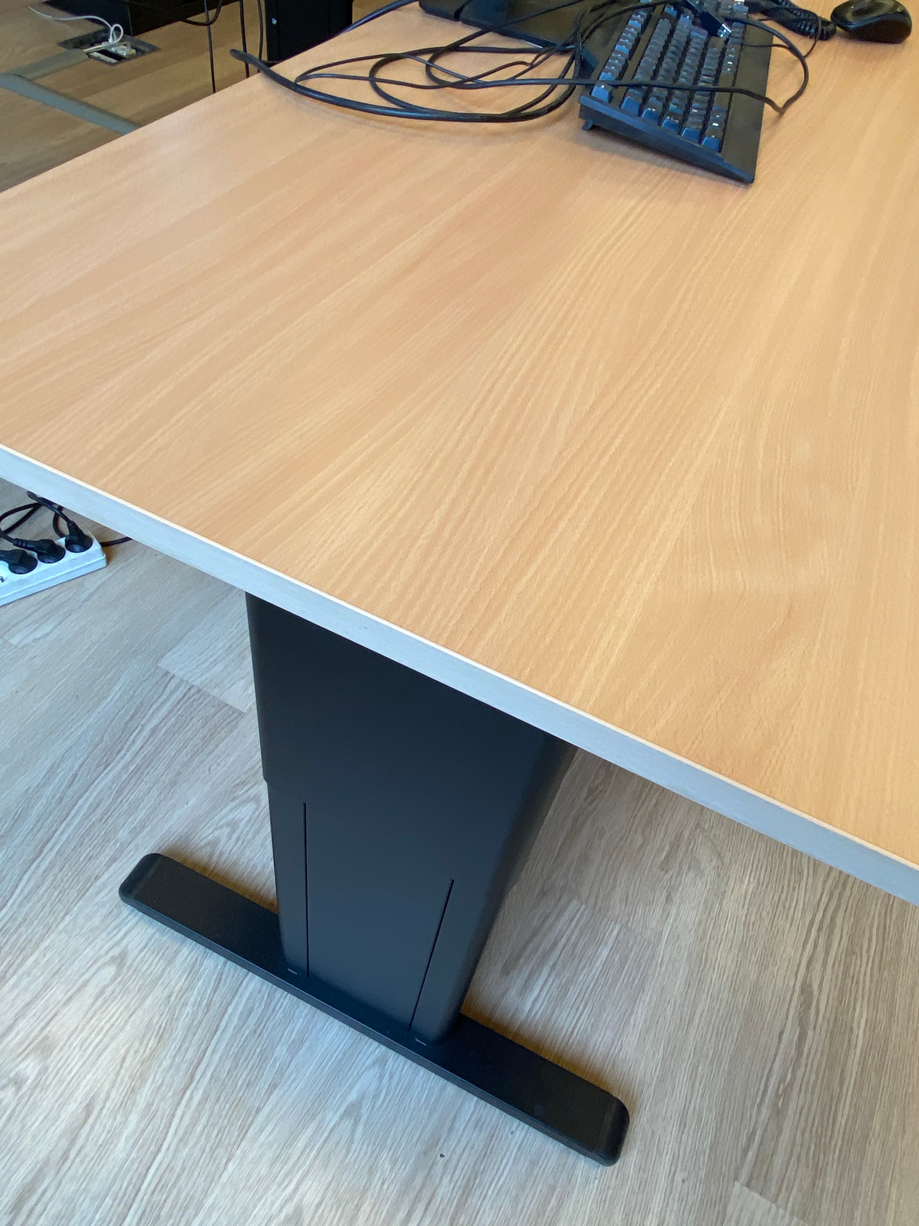 Desk wood top 160cm T adjustable legs-2