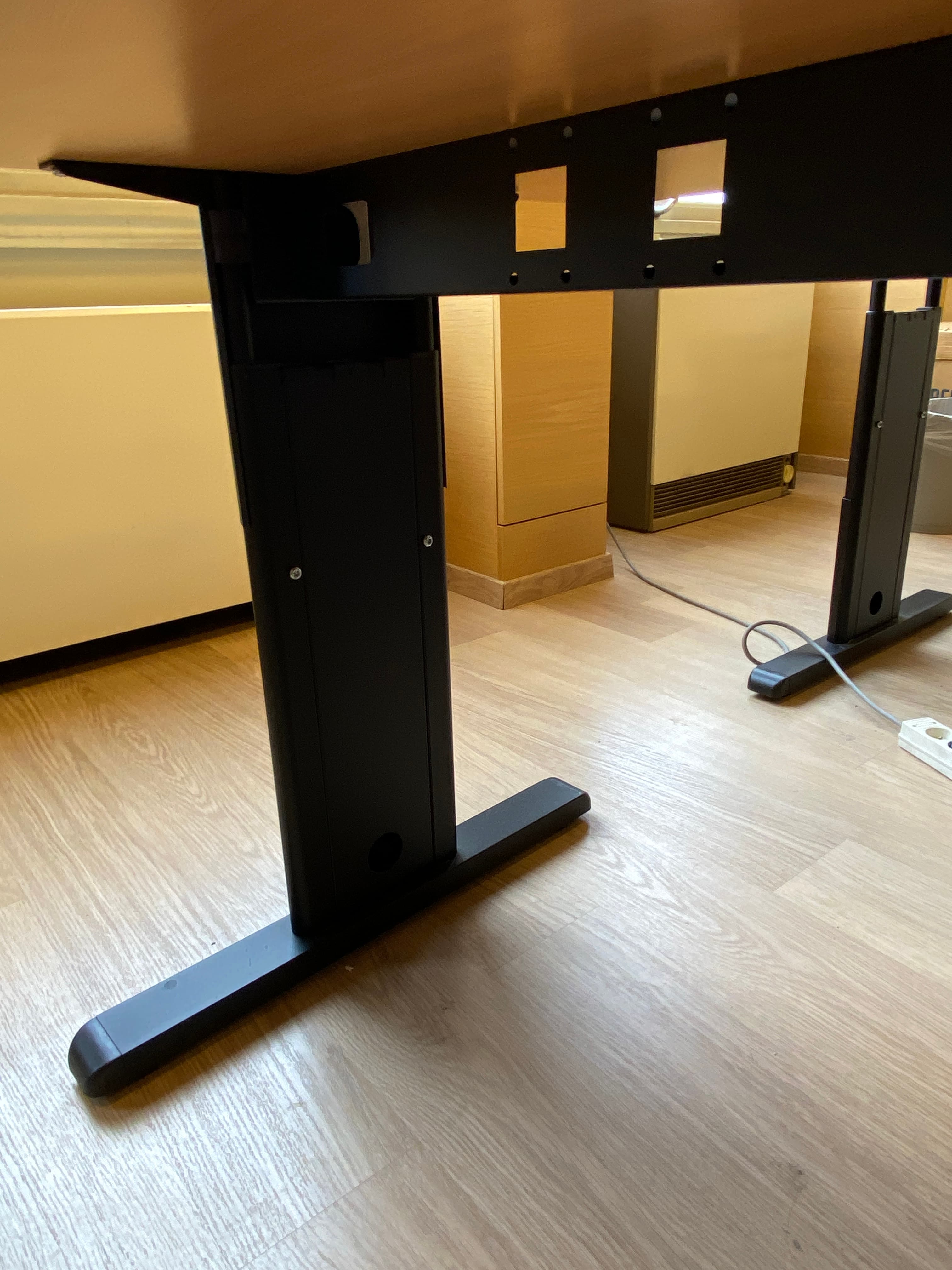 Desk wood top 160cm T adjustable legs-3