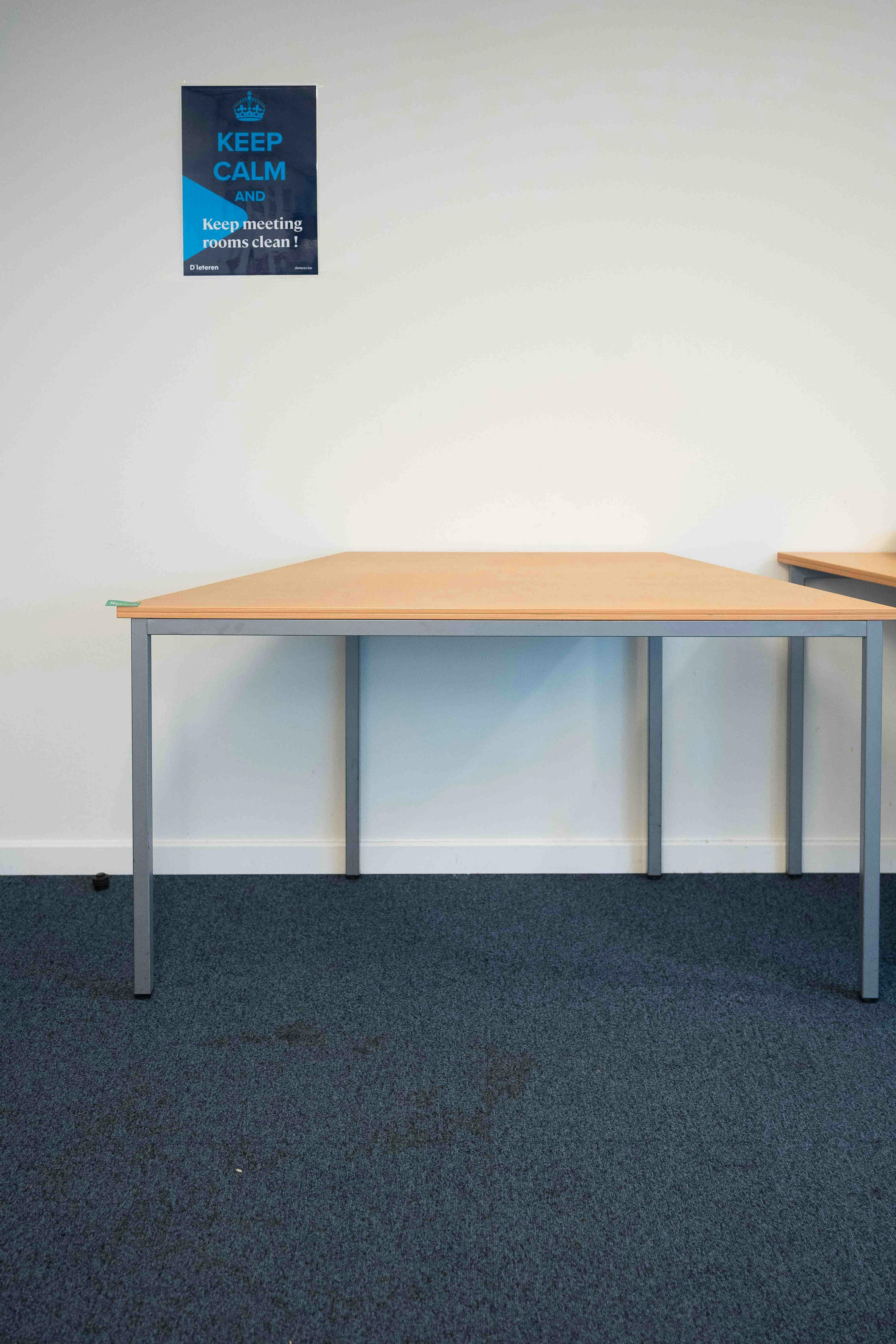TDS 140cm table trapézoïdale Table en bois - Relieve Furniture