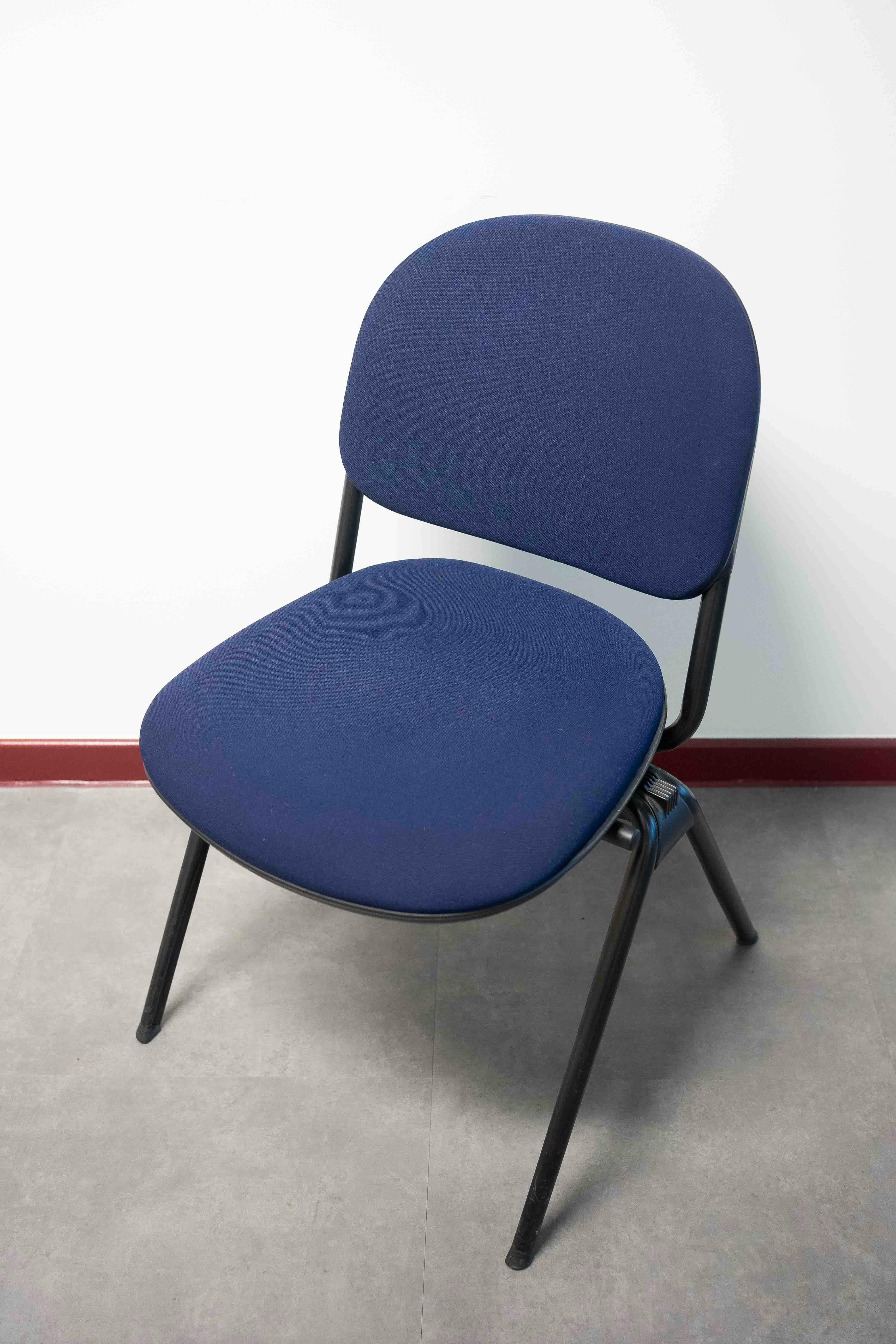 Chaise marine bleue Giancarlo Piretti avec pieds noirs - Relieve Furniture