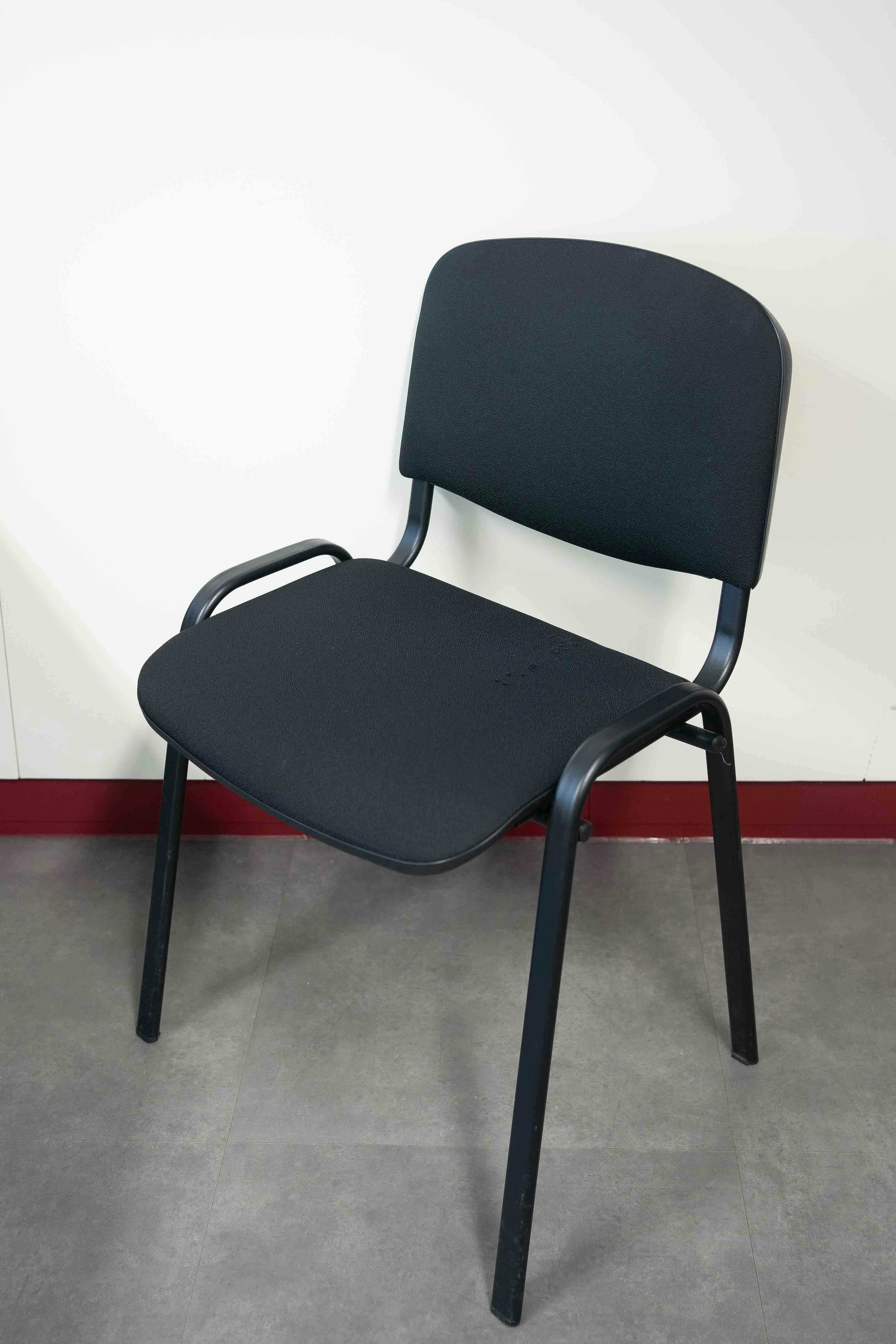 Zwarte stapelbare stoel met zwarte poten - Relieve Furniture
