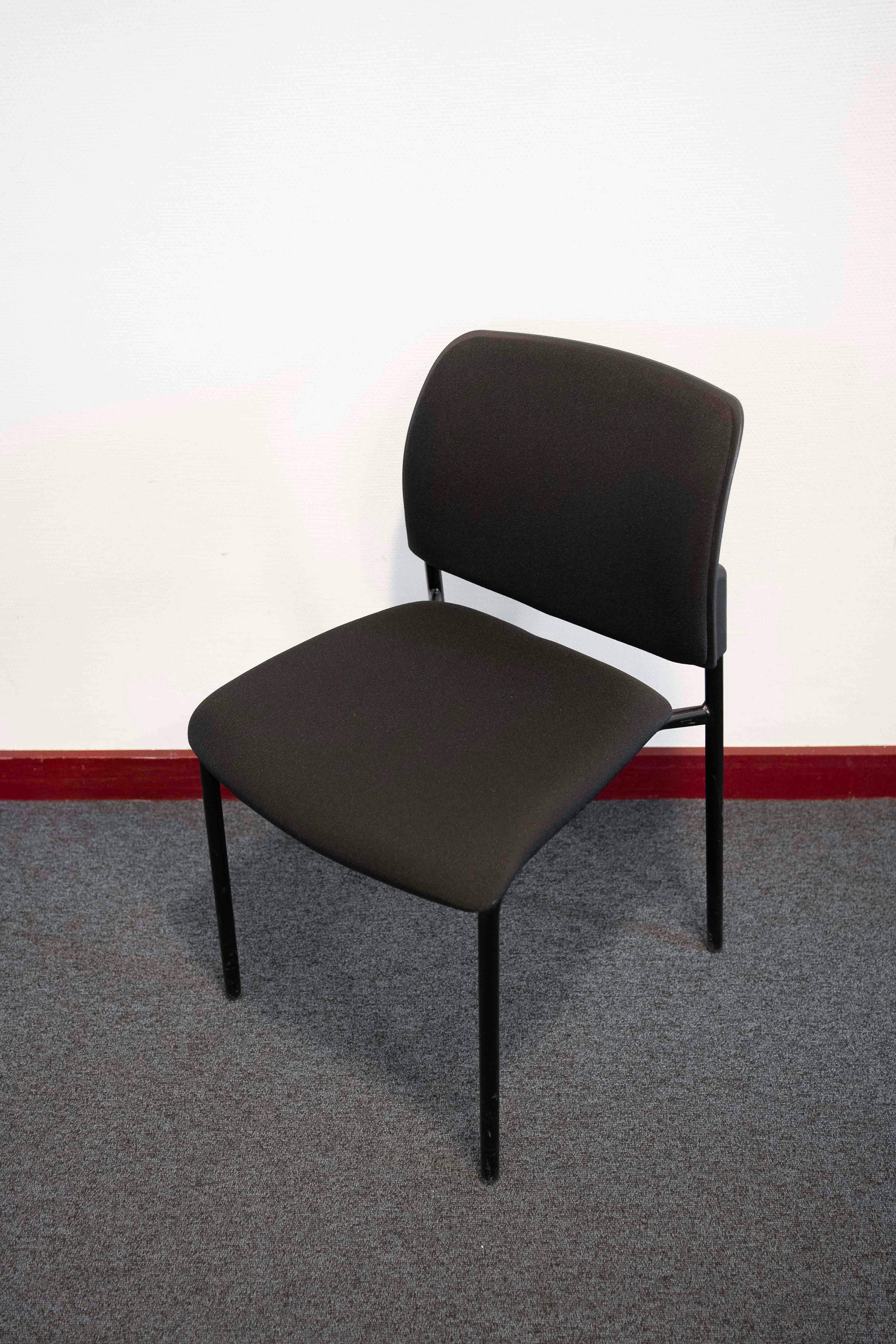 Chaise de réunion noire avec petits pieds noirs - Relieve Furniture