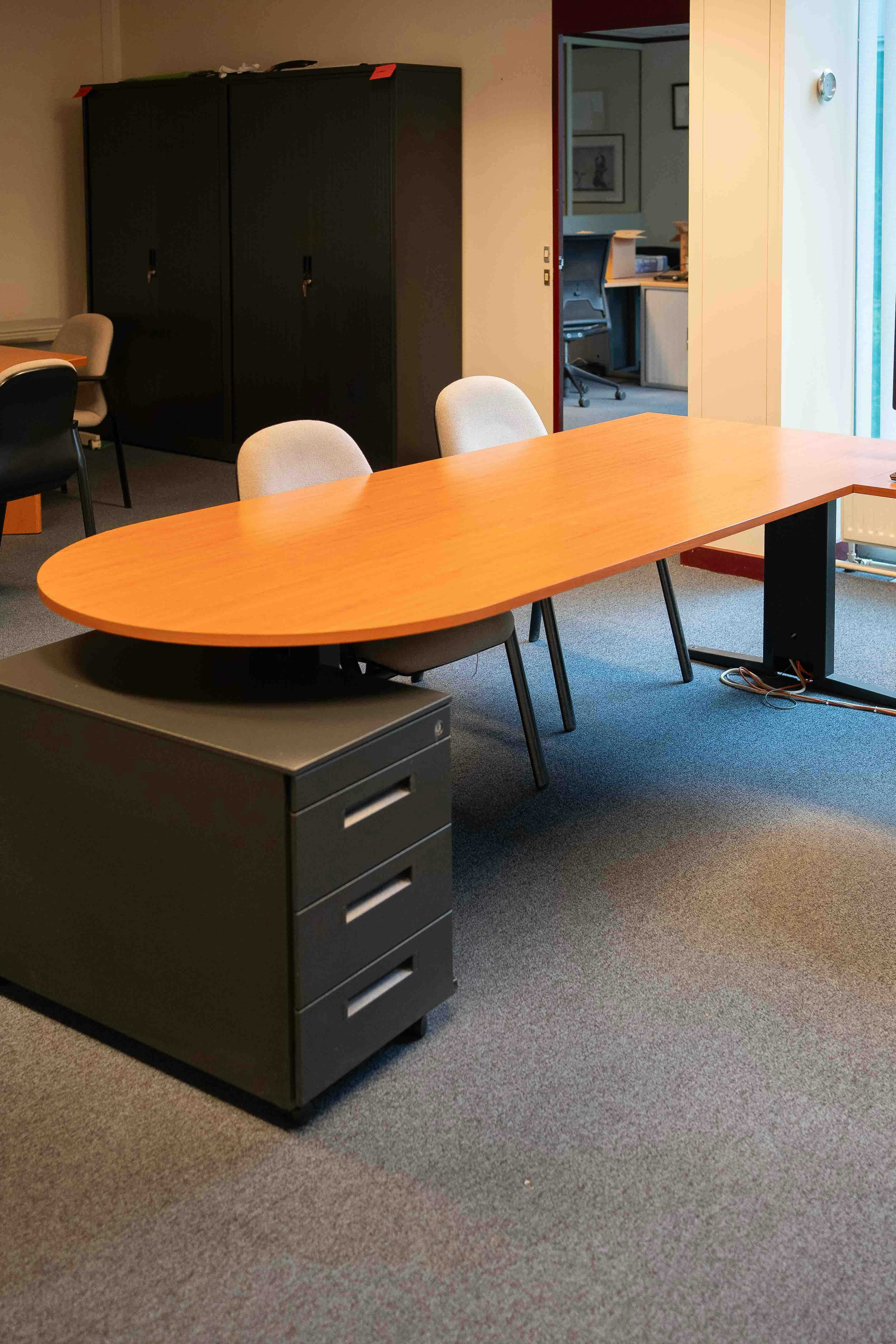Table de réunion en bois orange sur pieds noirs - Relieve Furniture