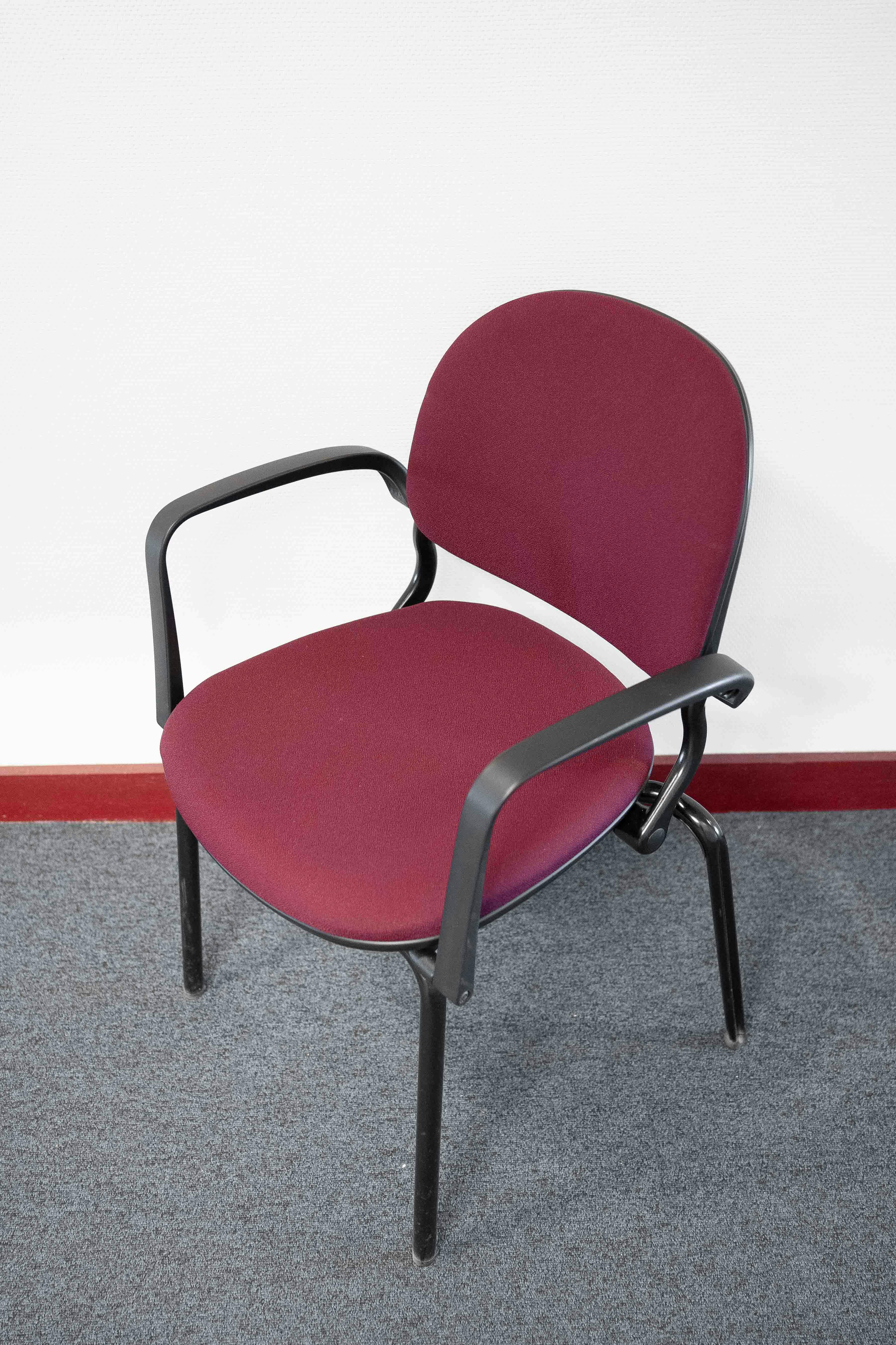 Chaise de réunion Codd violette sur pieds noirs - Relieve Furniture