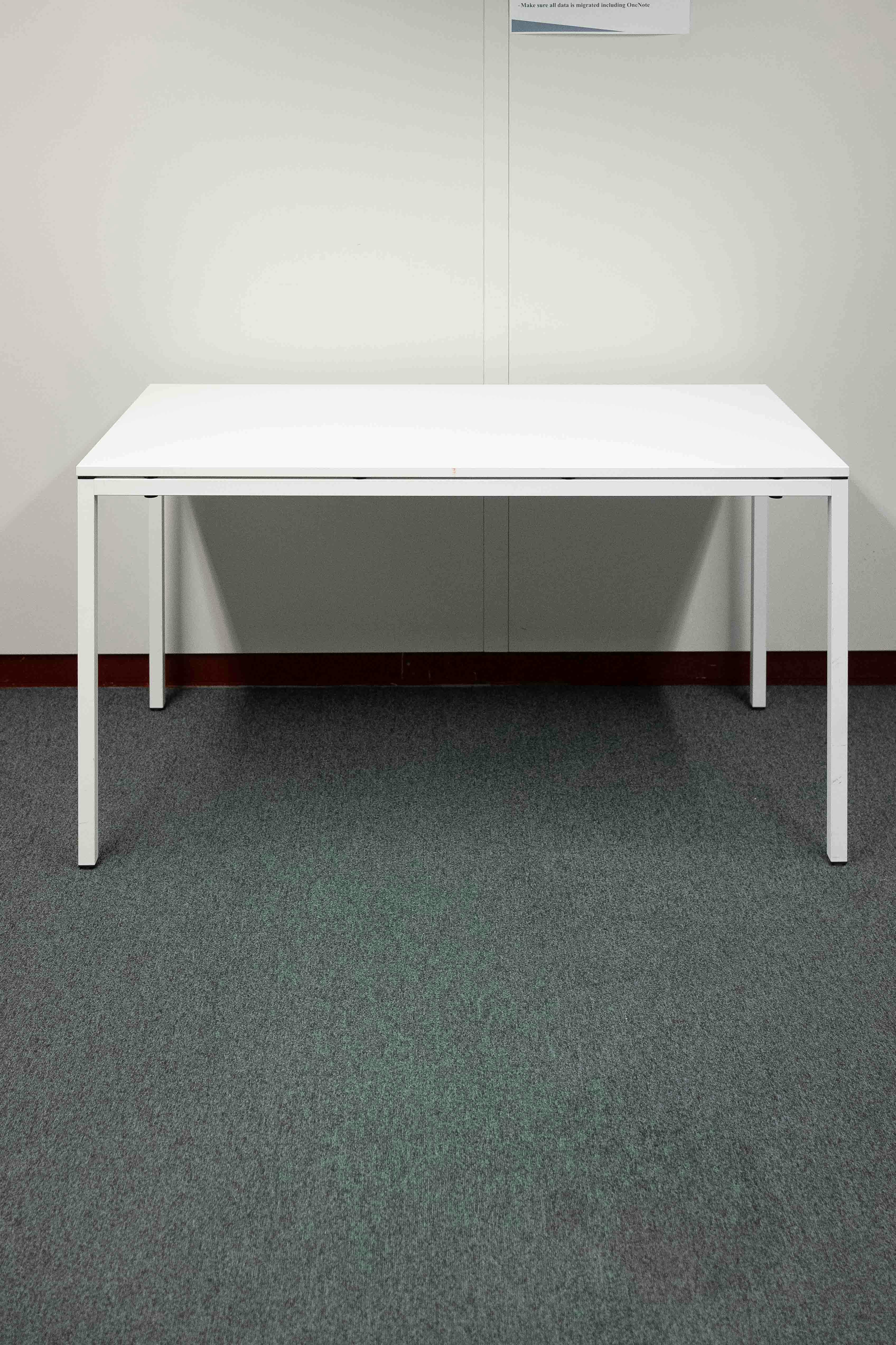 Bureau blanc de 140 cm avec pieds en métal blanc - Relieve Furniture