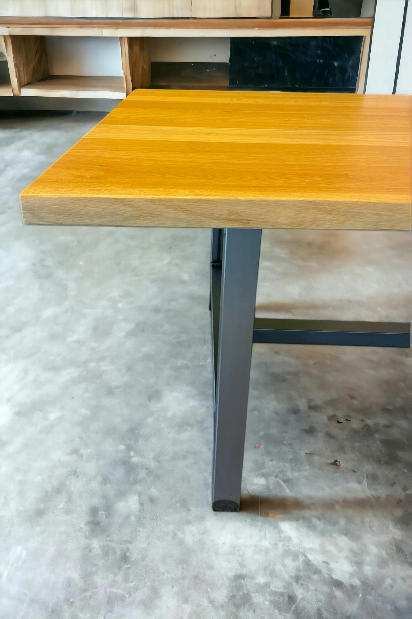 Table massive en bois de chêne - Relieve Furniture