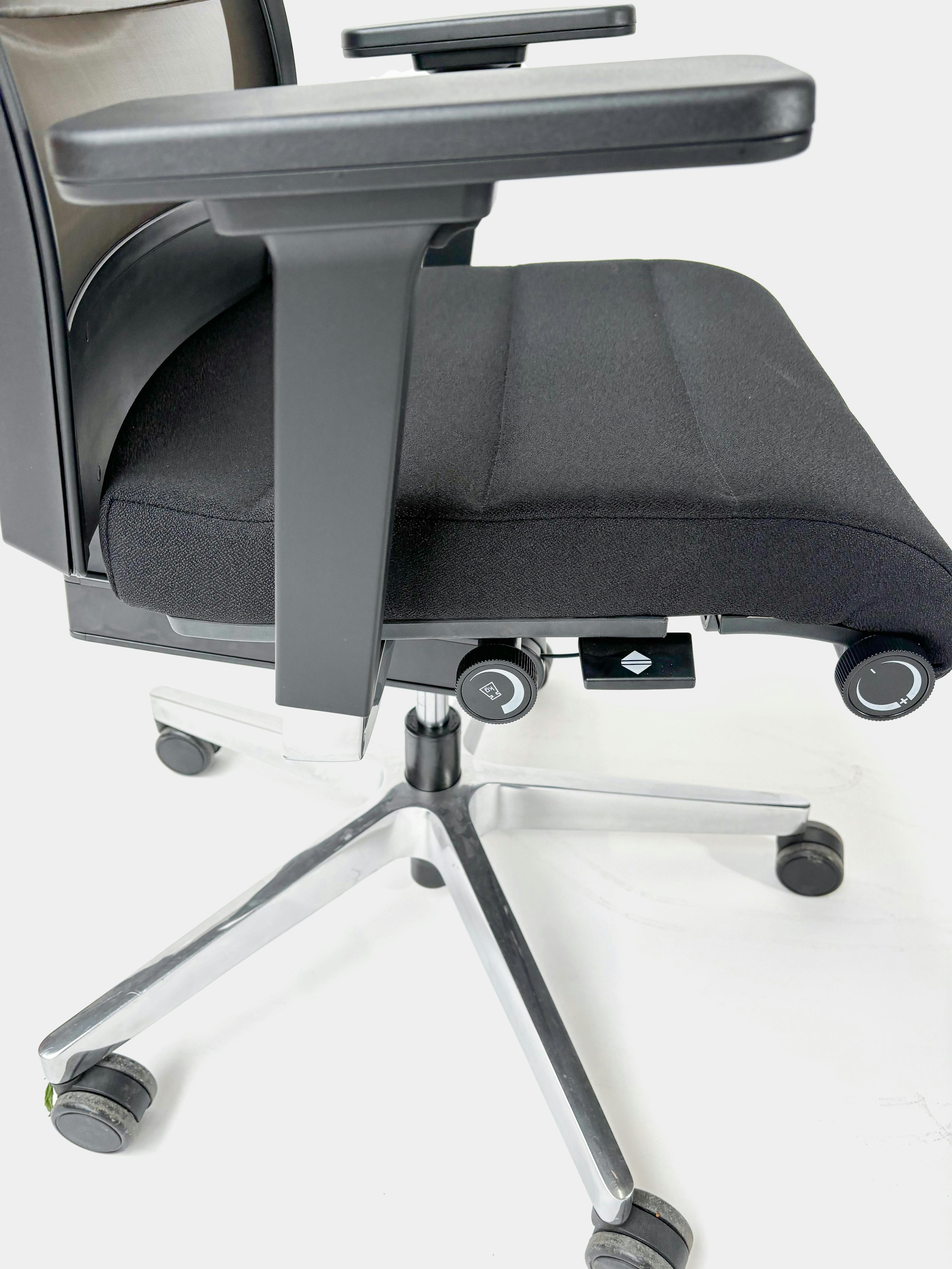 INTERSTUHL Chaise de bureau noire avec dossier en maille - Relieve Furniture