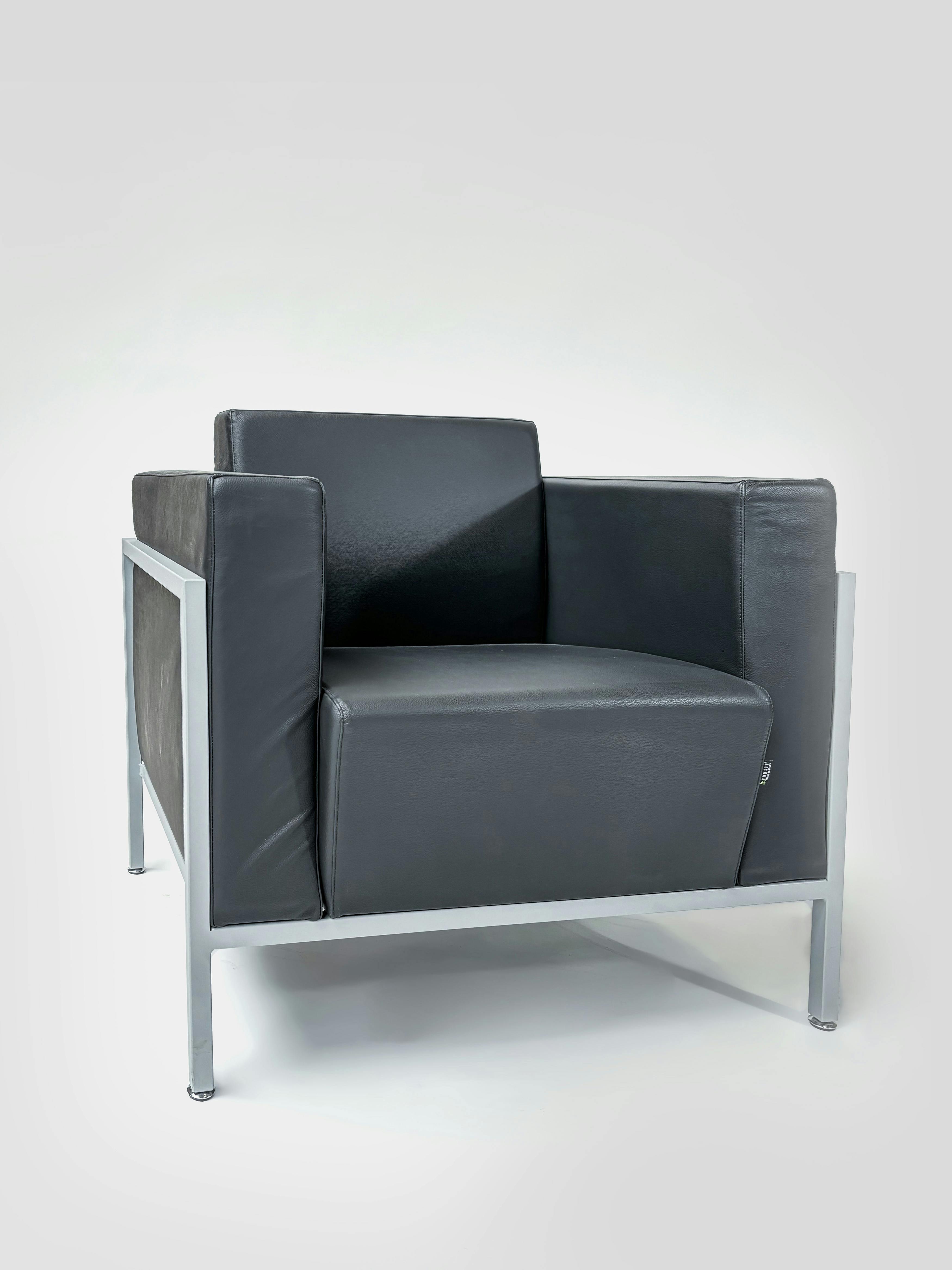 Zwart lederen fauteuil met geborsteld metalen frame - Relieve Furniture