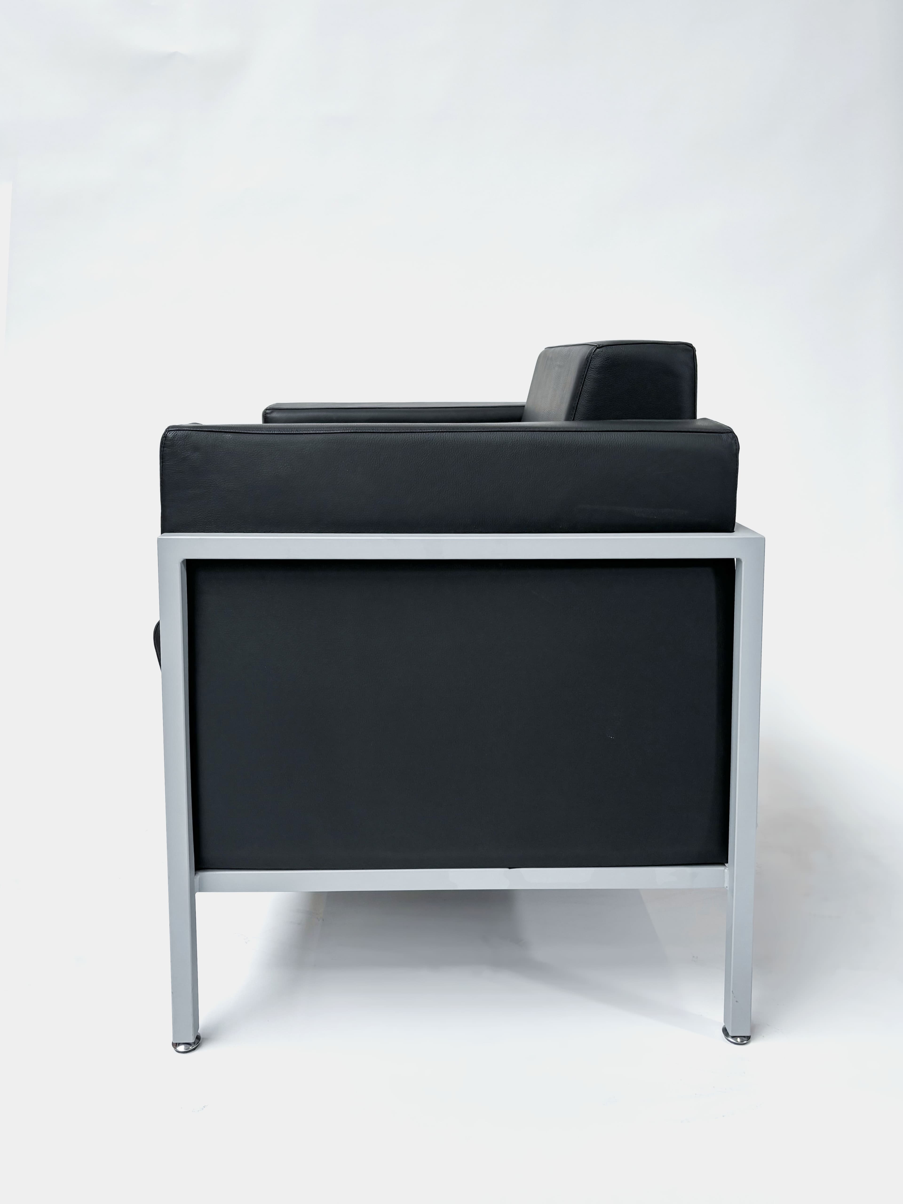 Kastel KURSAL Zwart lederen fauteuil met grijs onderstel-2