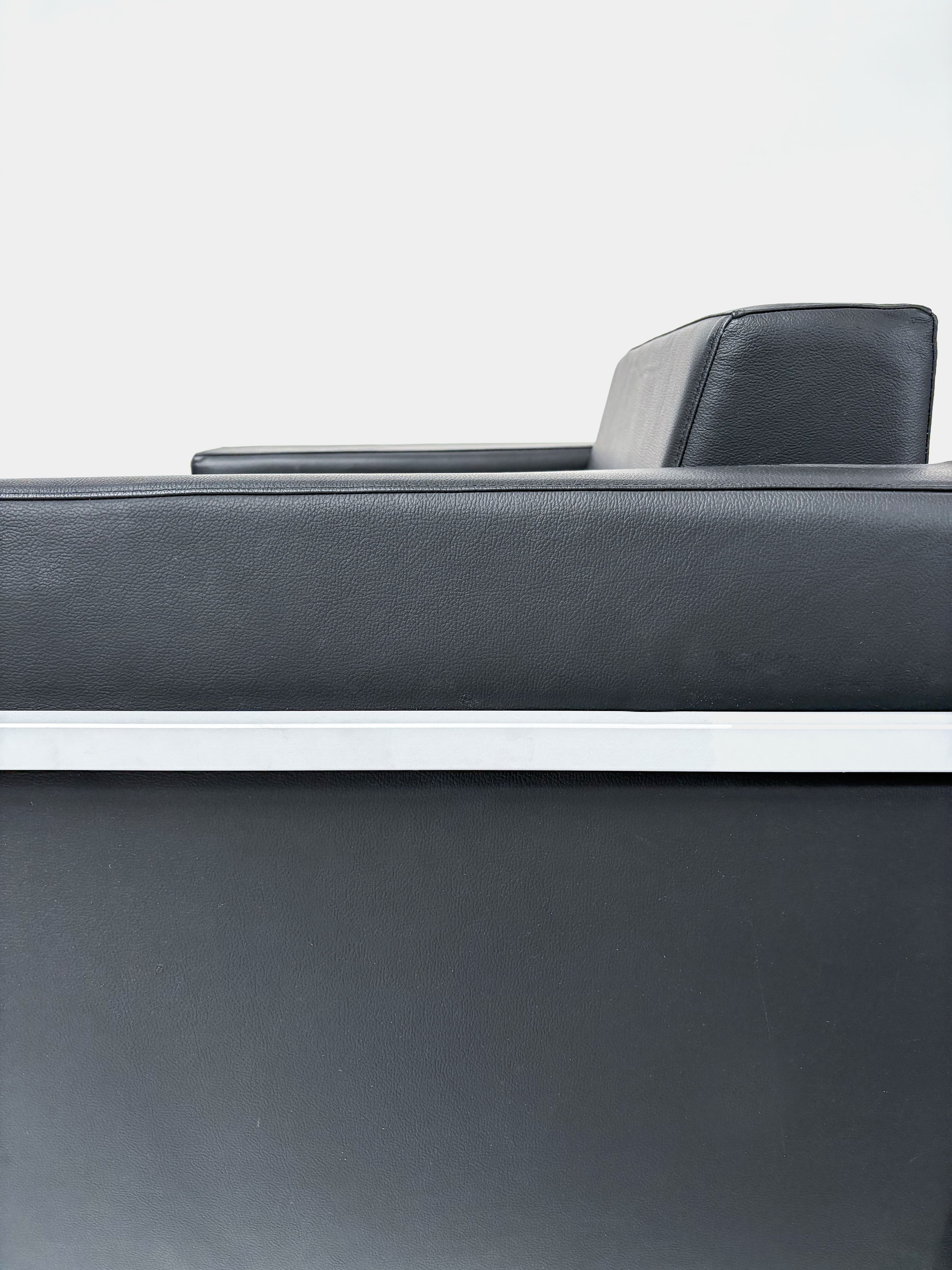 Kastel KURSAL Zwart lederen fauteuil met grijs onderstel-6