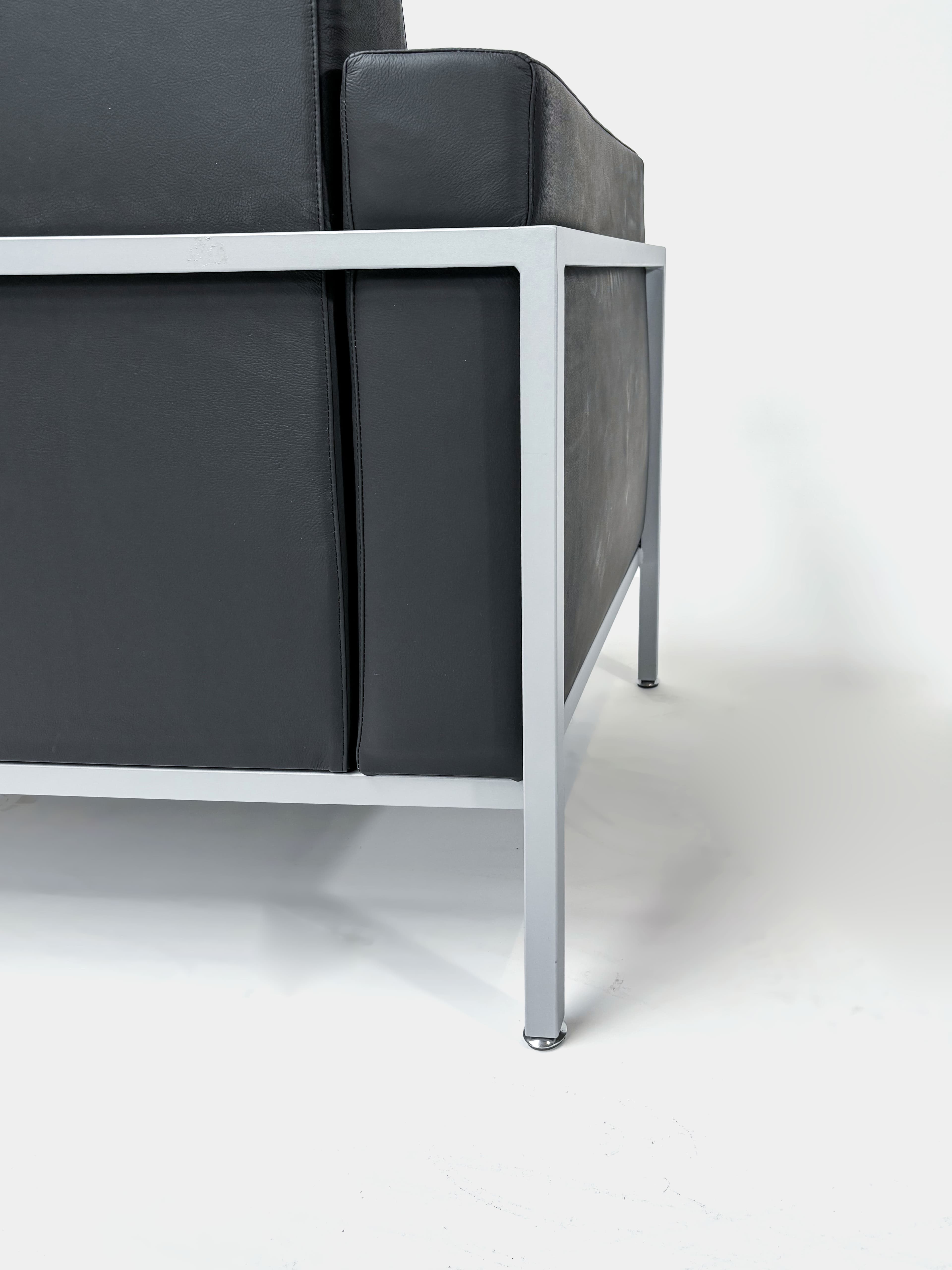 Kastel KURSAL Zwart lederen fauteuil met grijs onderstel-1