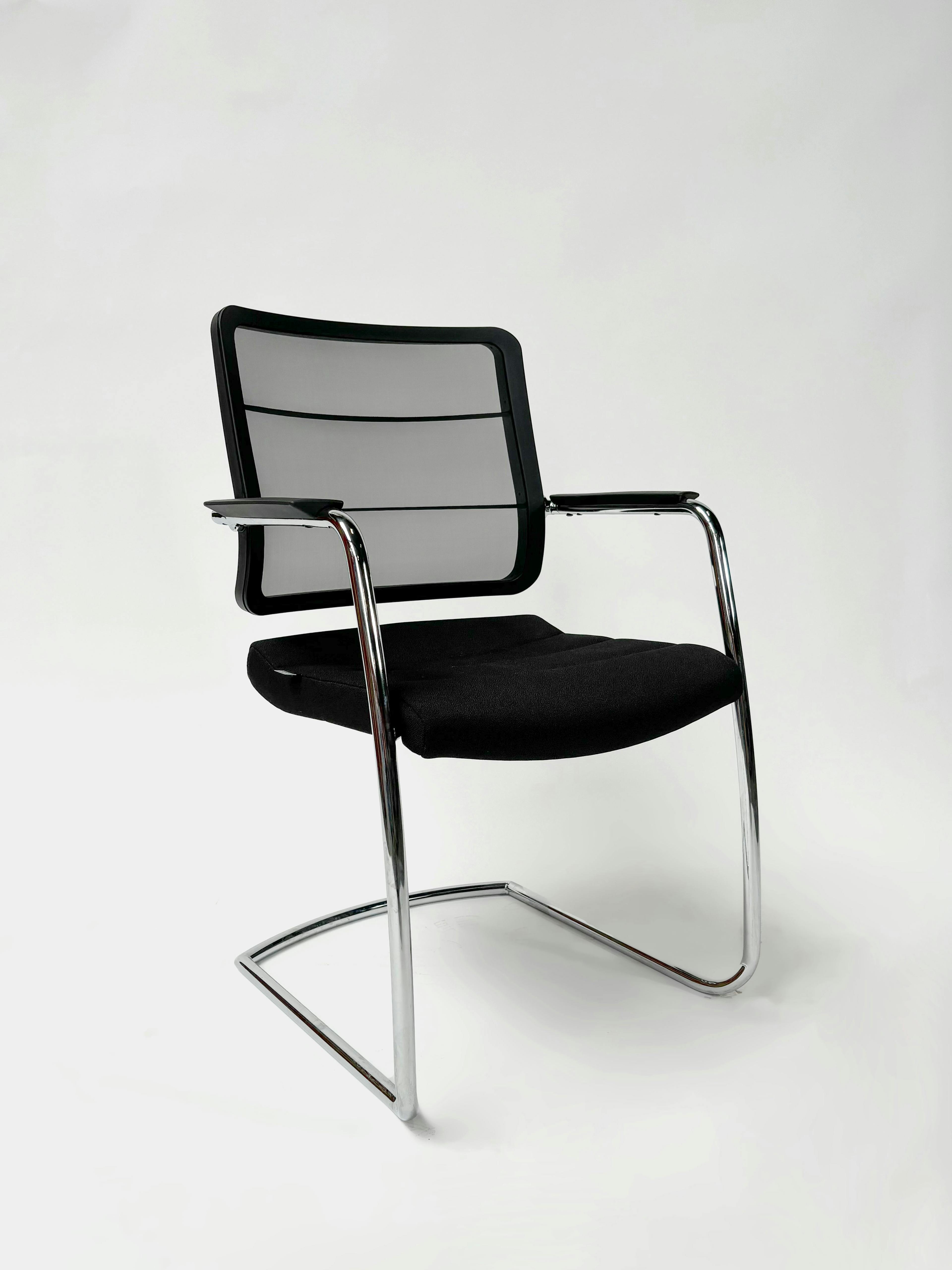 INTERSTUHL Chaise noire avec dossier en maille - Relieve Furniture