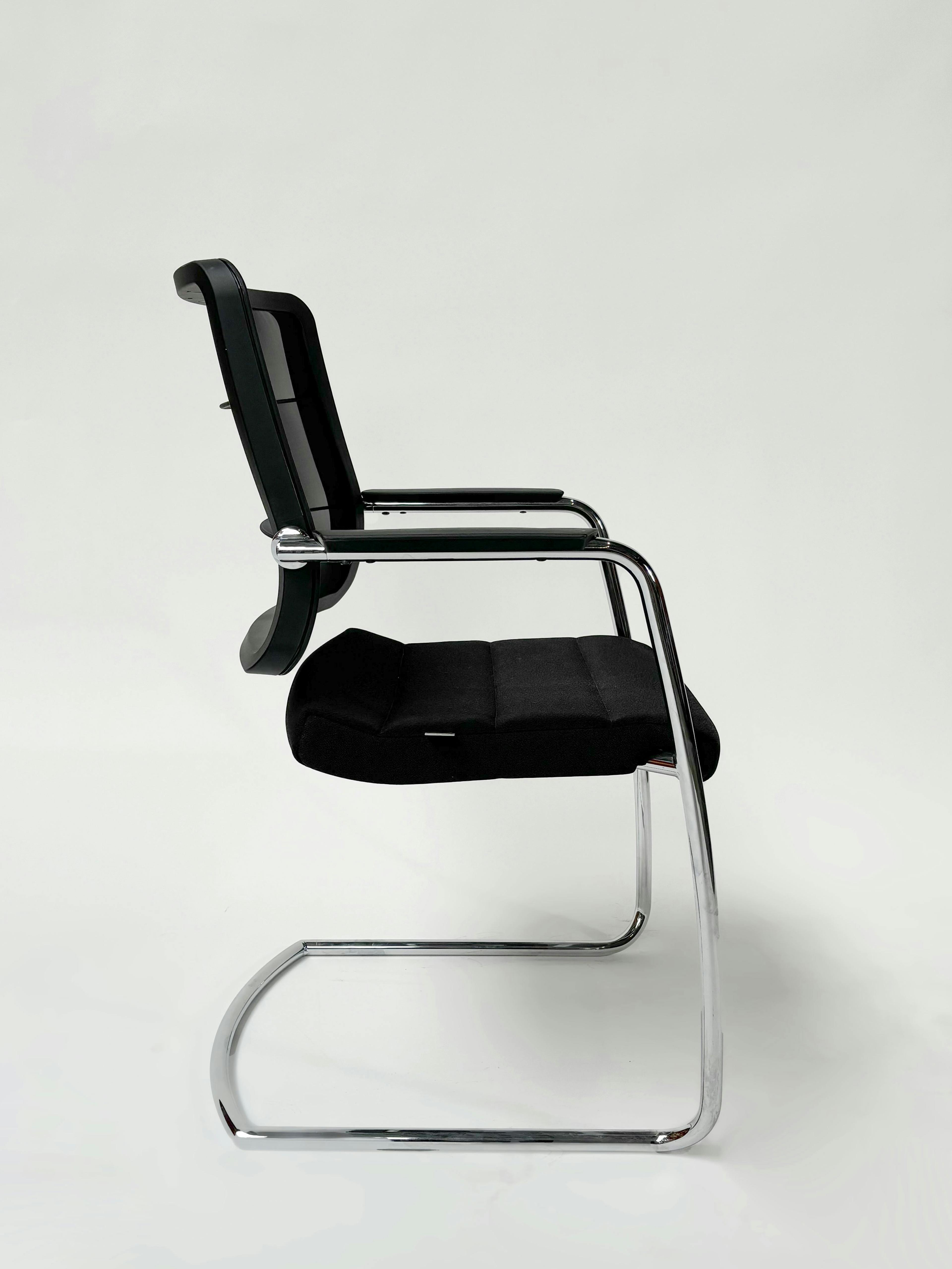 INTERSTUHL Zwarte stoel met kussens en netrugleuning - Relieve Furniture