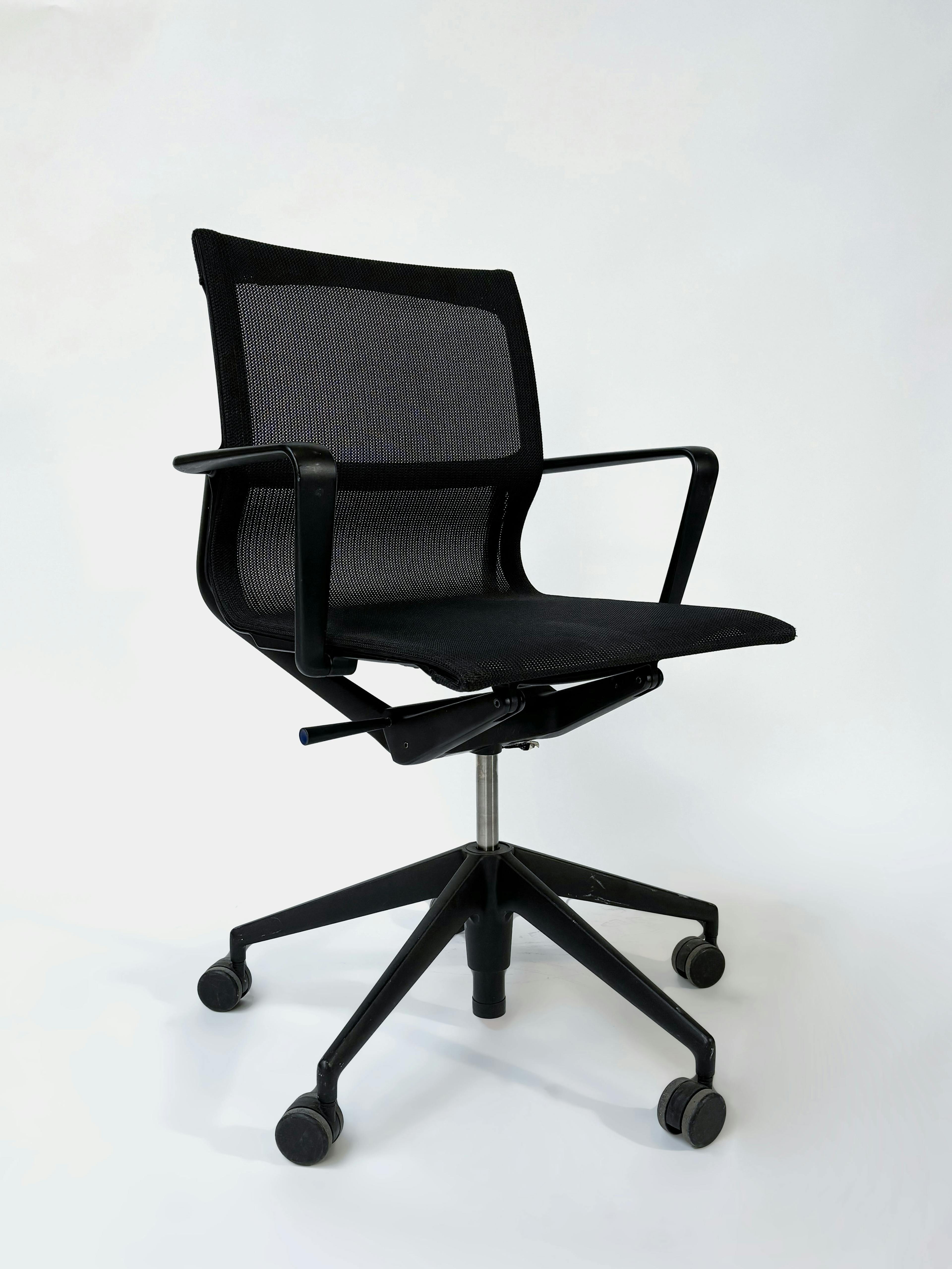 VITRA Physix bureaustoel met zwart netmateriaal - Relieve Furniture
