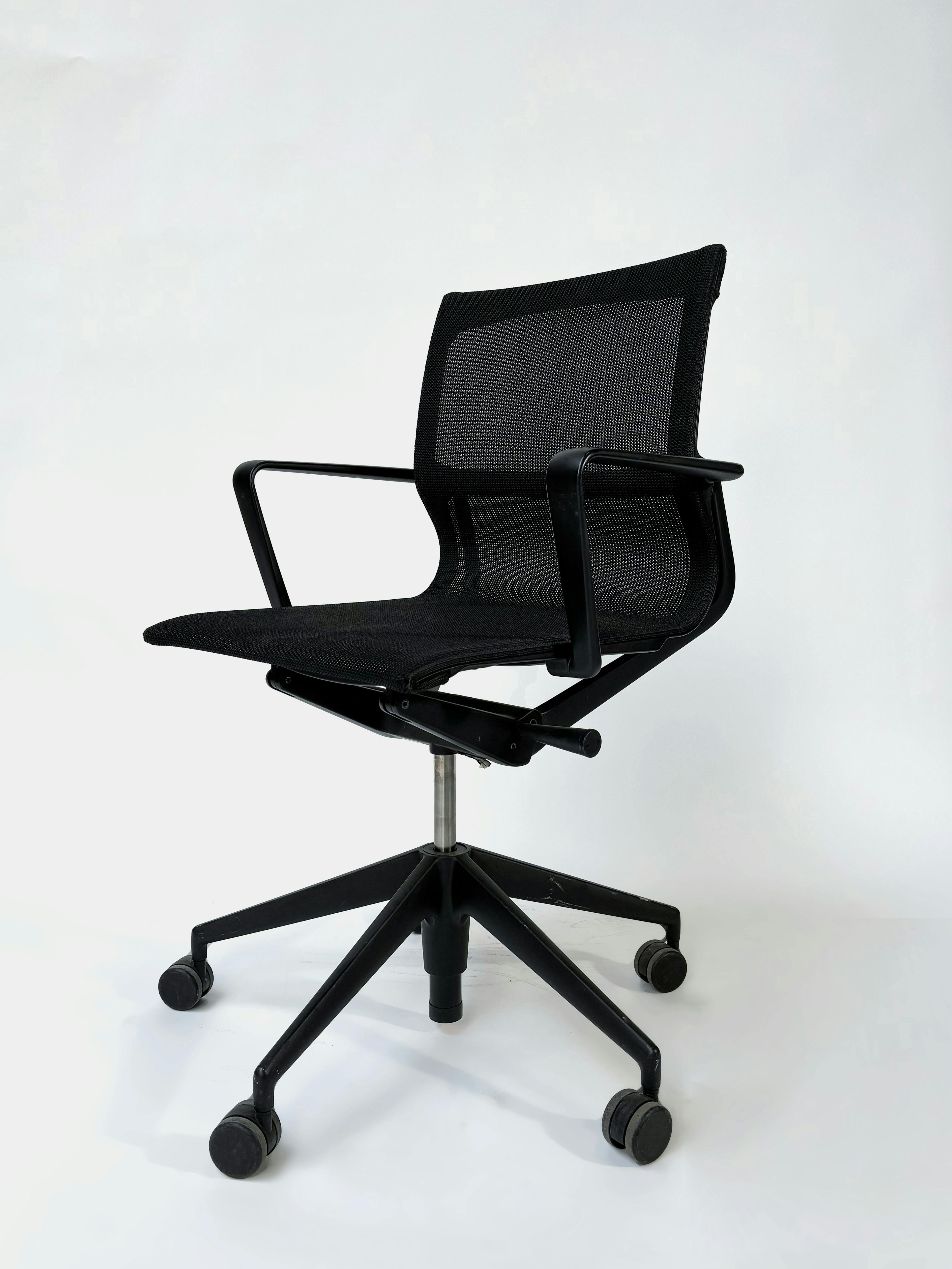 VITRA Physix chaise de bureau en maille noire - Relieve Furniture