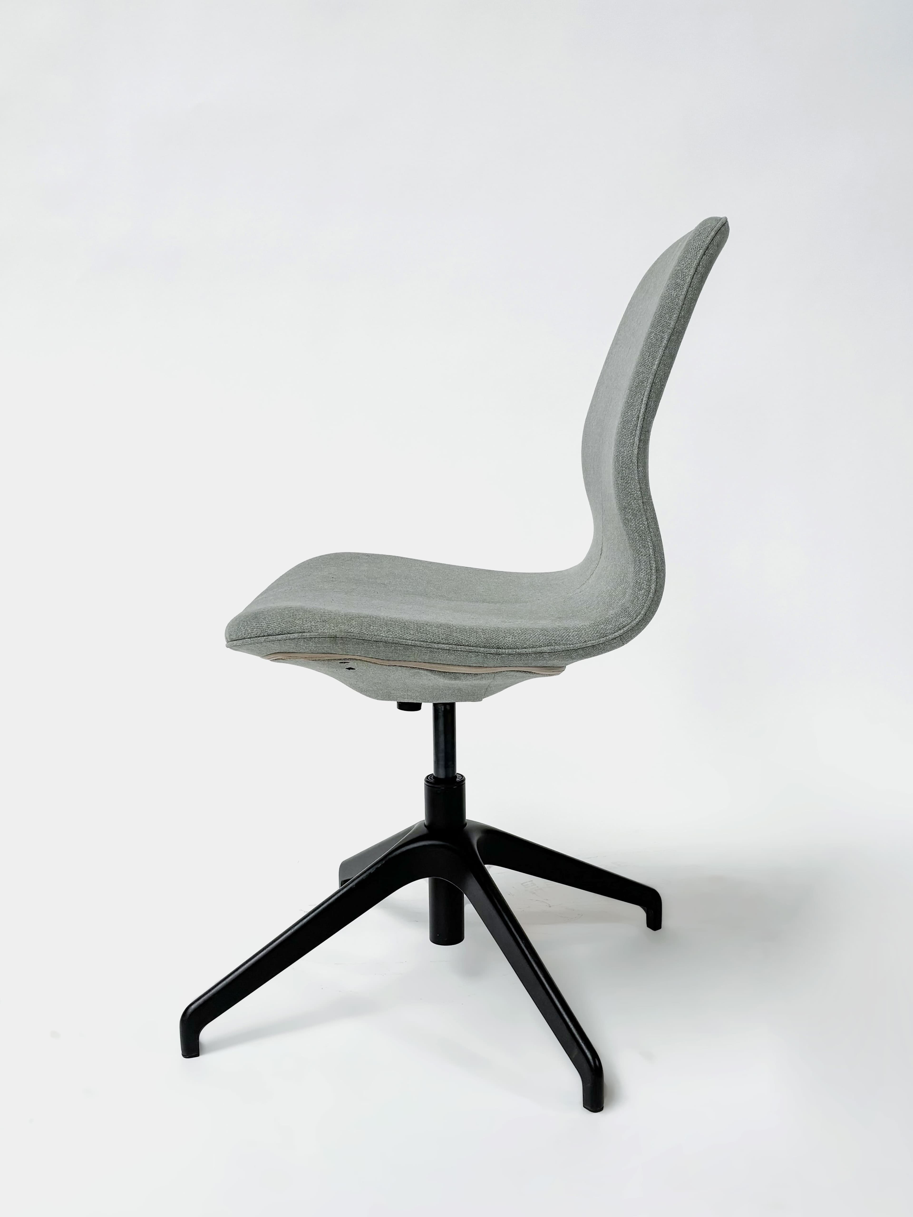 Adjustable Light Grey meeting chair with black legs Medium-3