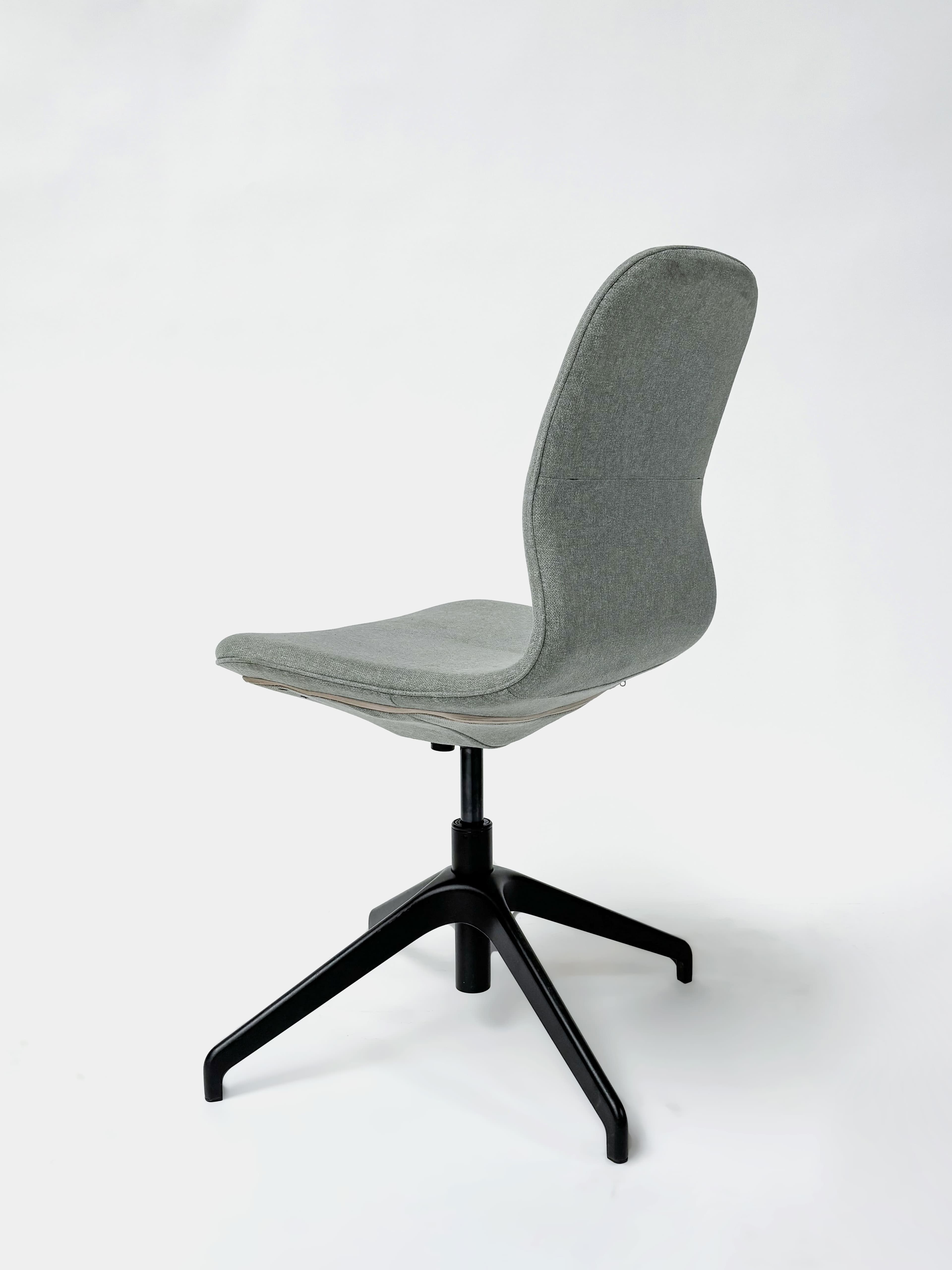 Adjustable Light Grey meeting chair with black legs Medium-4