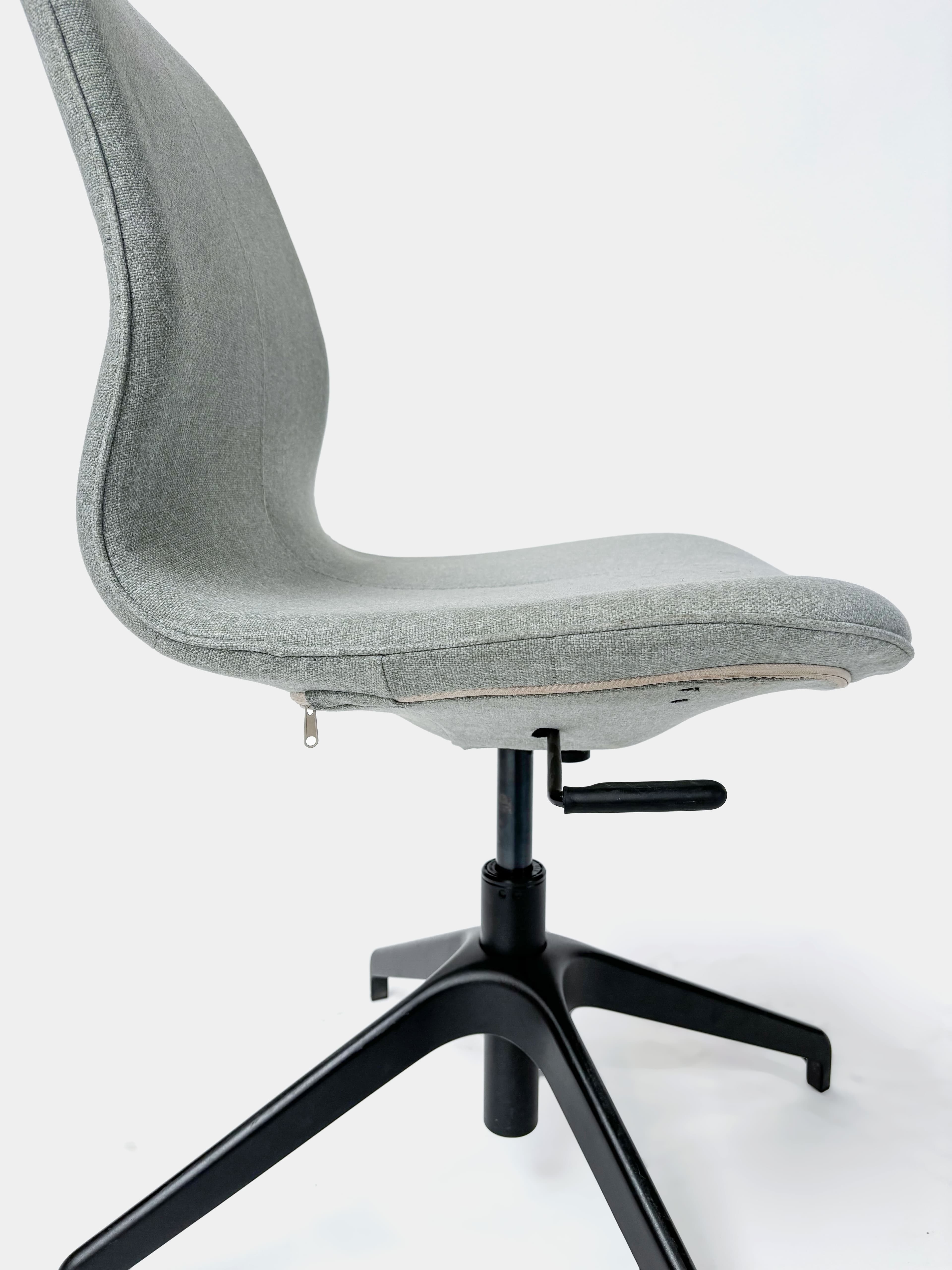 Adjustable Light Grey meeting chair with black legs Medium-6