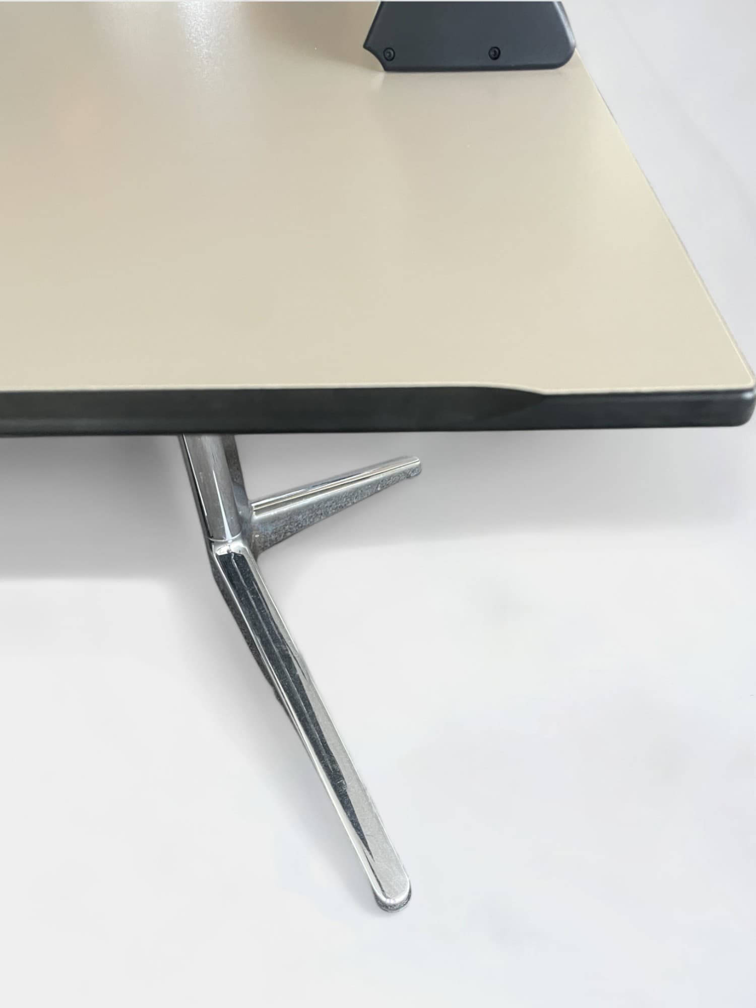 Ahrend 180cm beige vergadertafel op 2 wielen-2