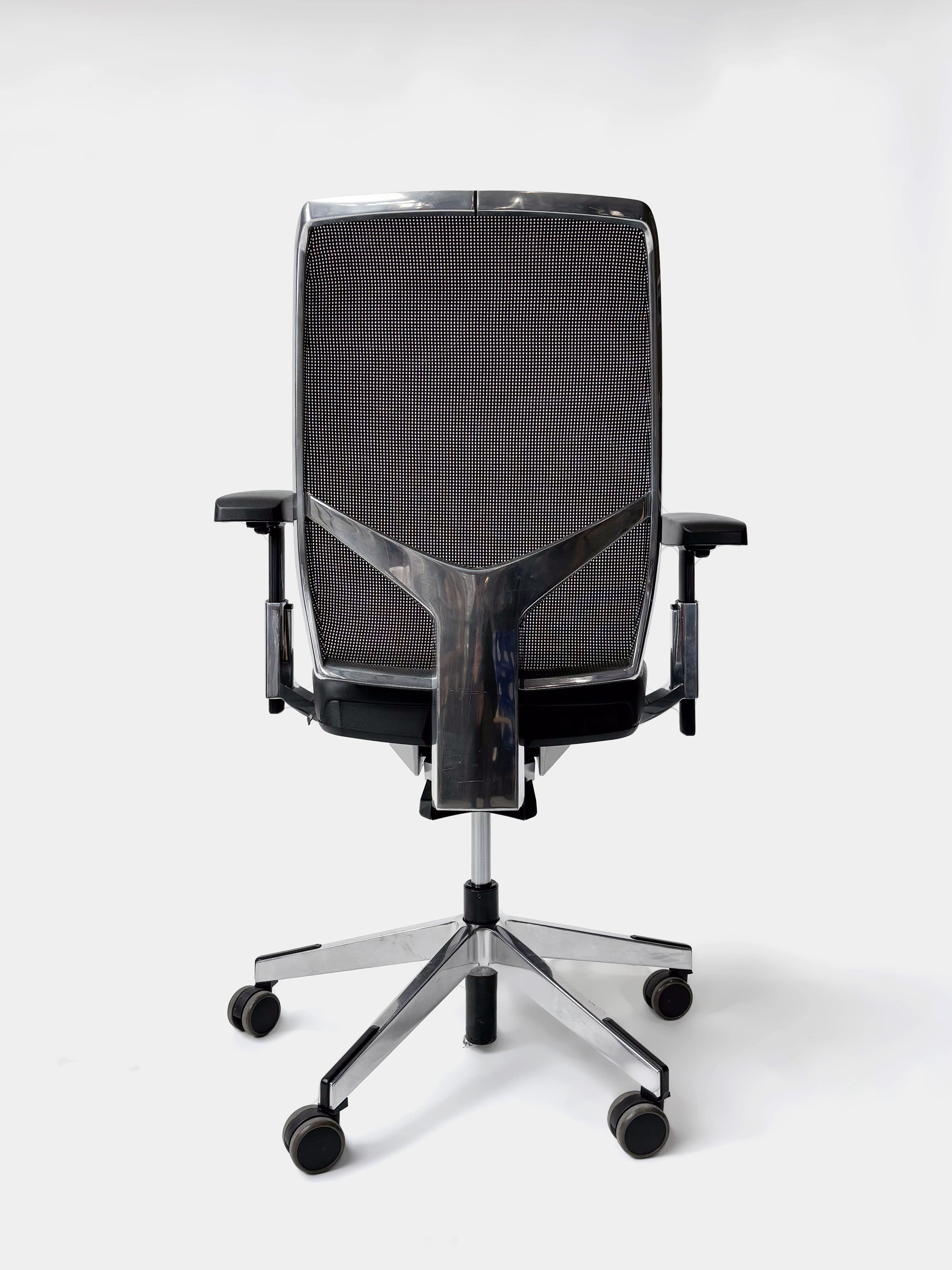 Dossier en maille grise Giroflex avec assise en cuir noir Chaise de bureau avec structure métallique-5