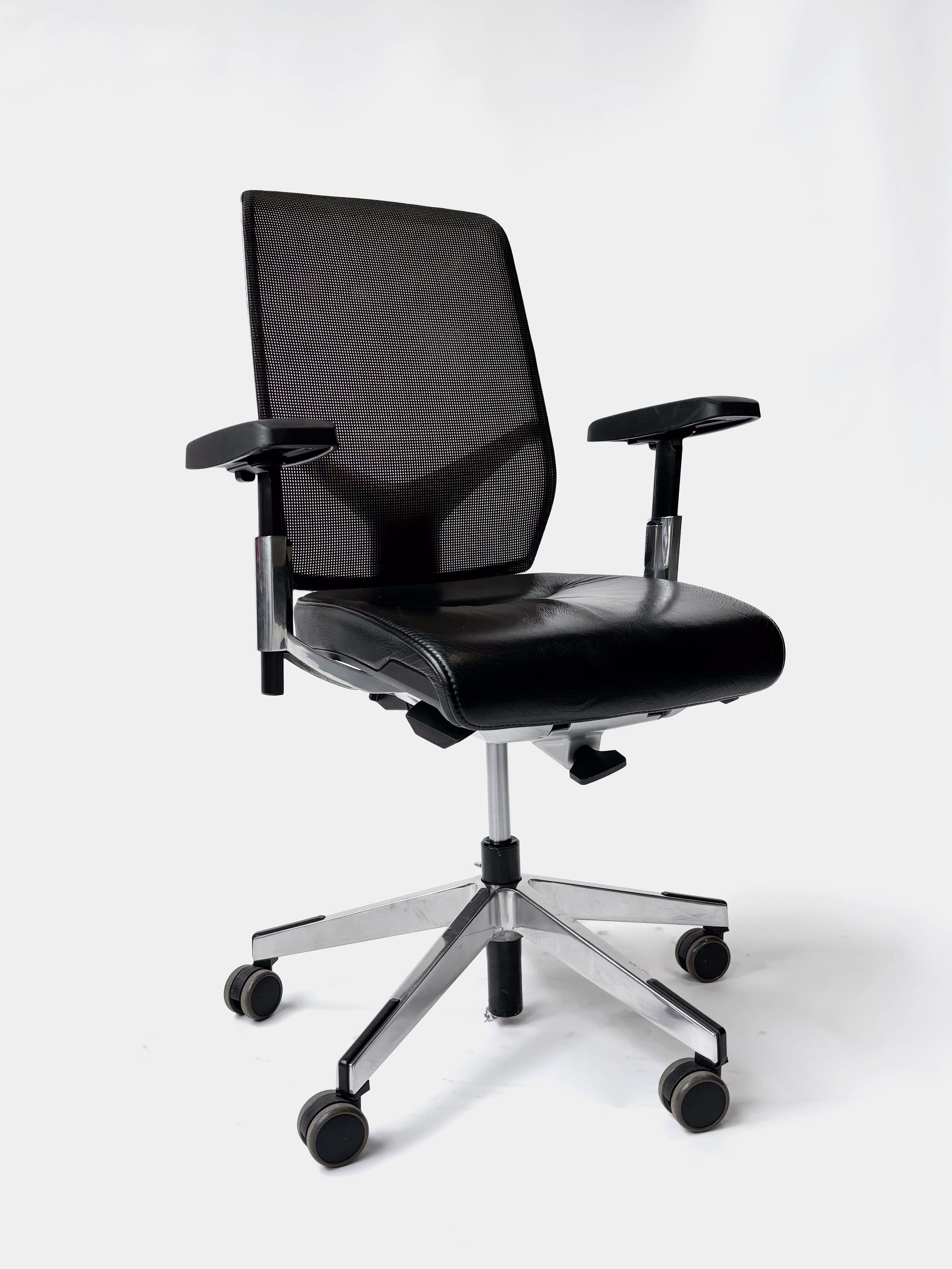 Dossier en maille grise Giroflex avec assise en cuir noir Chaise de bureau avec structure métallique-1