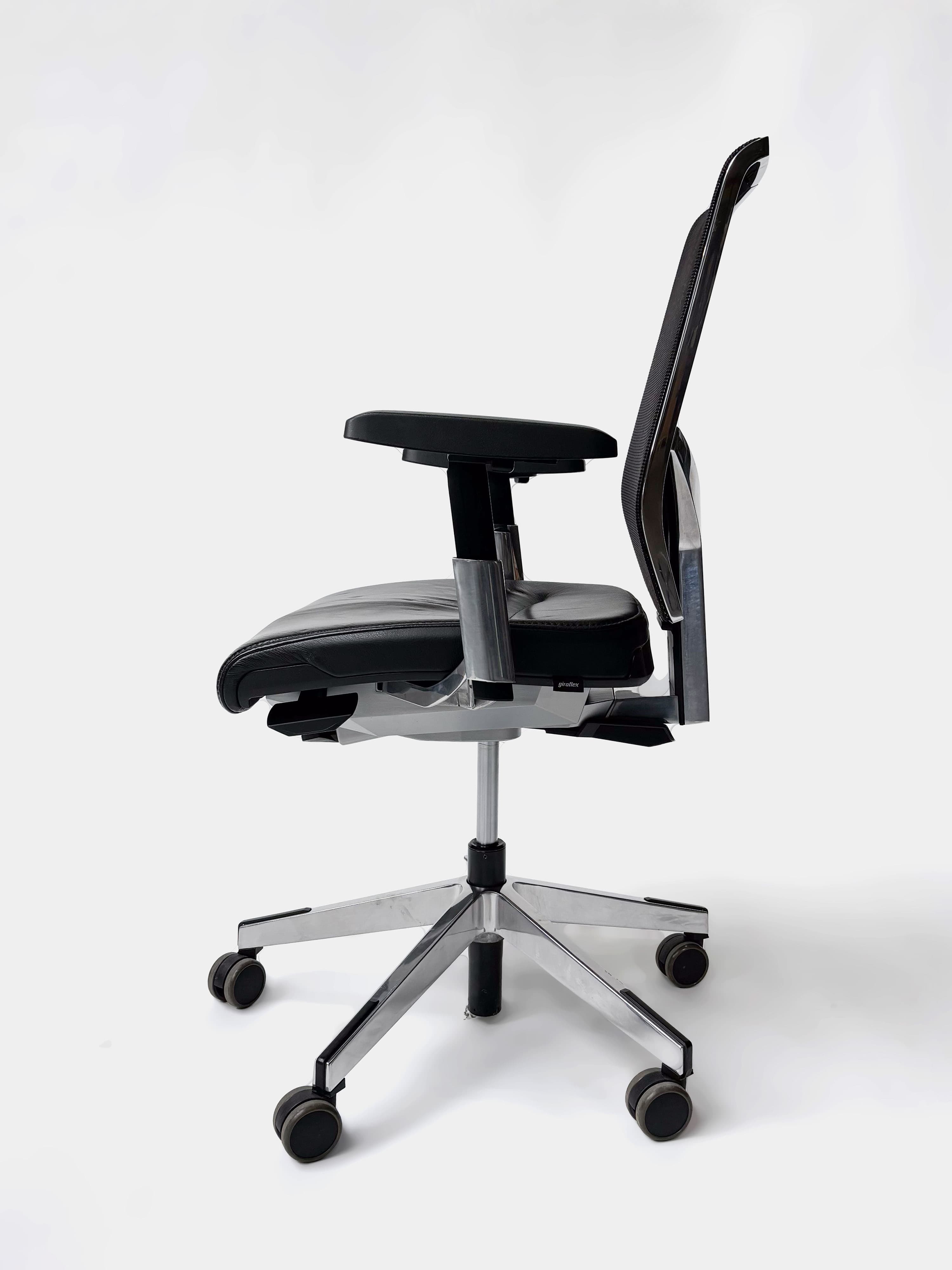 Dossier en maille grise Giroflex avec assise en cuir noir Chaise de bureau avec structure métallique-4