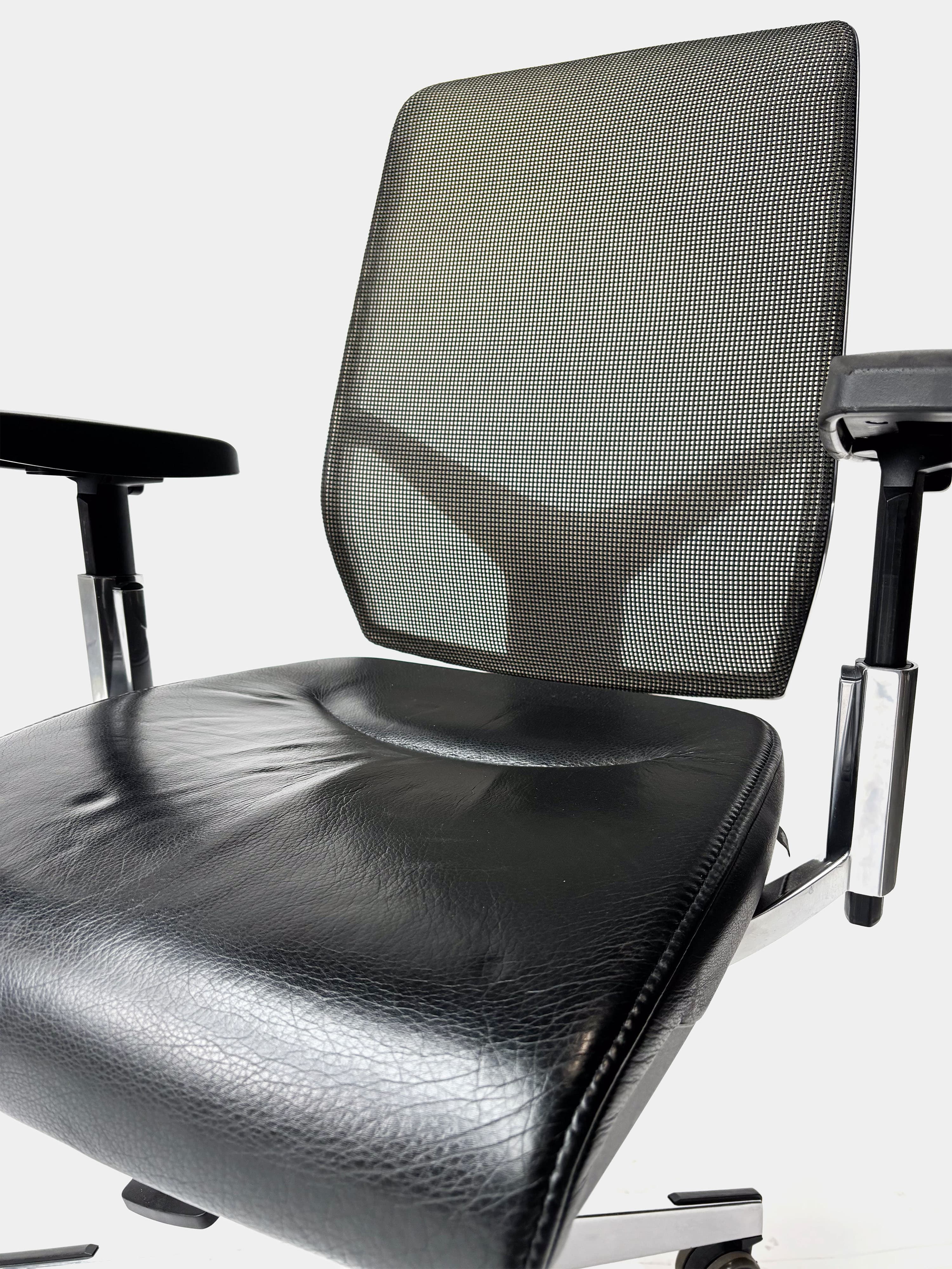 Dossier en maille grise Giroflex avec assise en cuir noir Chaise de bureau avec structure métallique-6