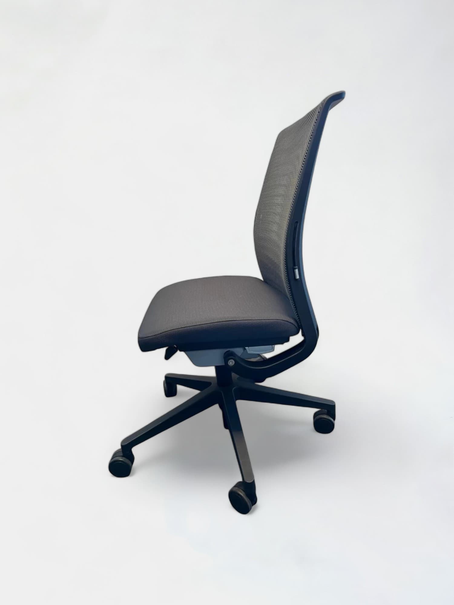 Steelcase Think V2 Black office chair with mesh back without armrests on wheels-1