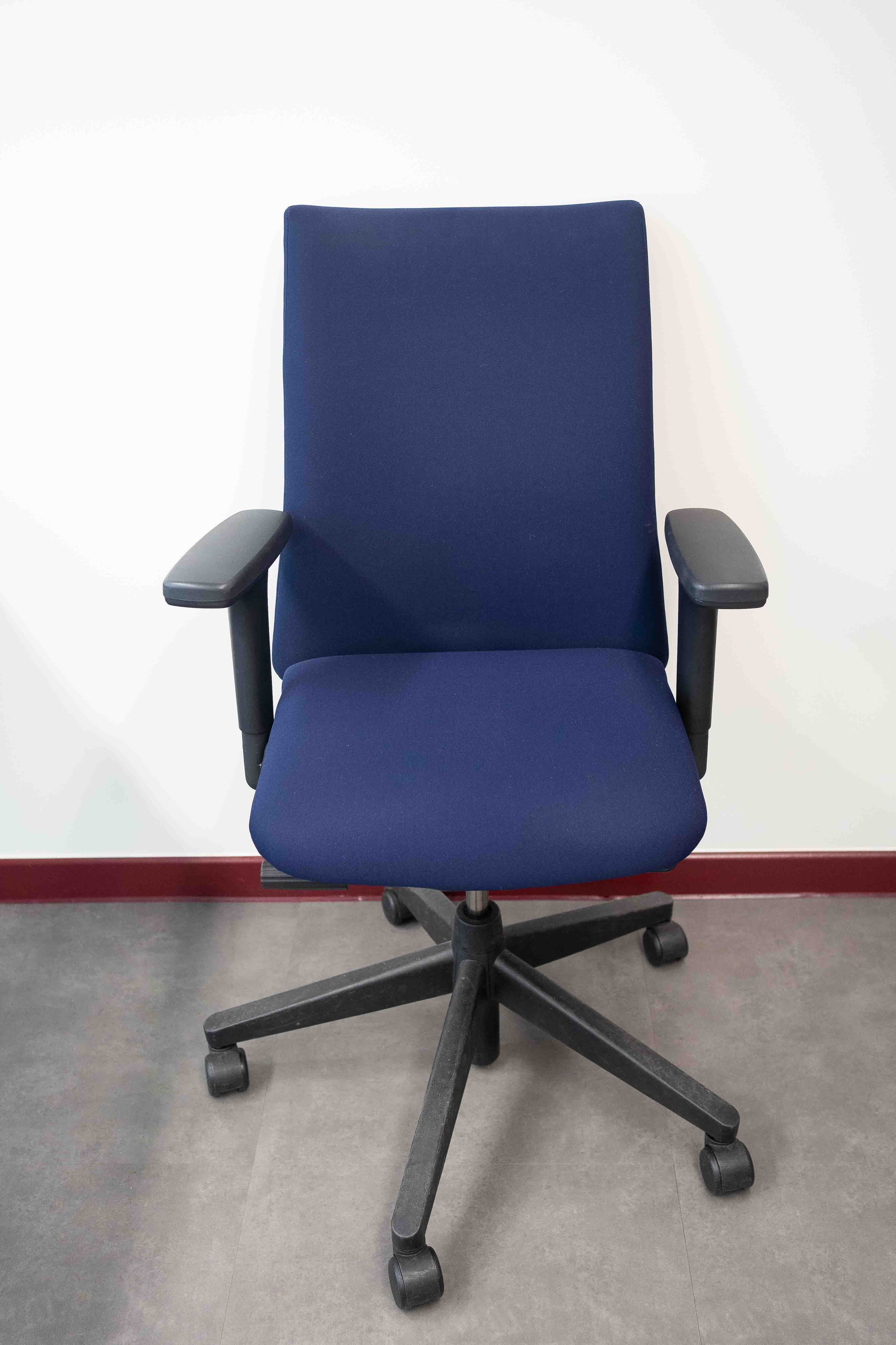 HAWORTH Comforto ergonomic Marine blue office chairs on black wheels-3