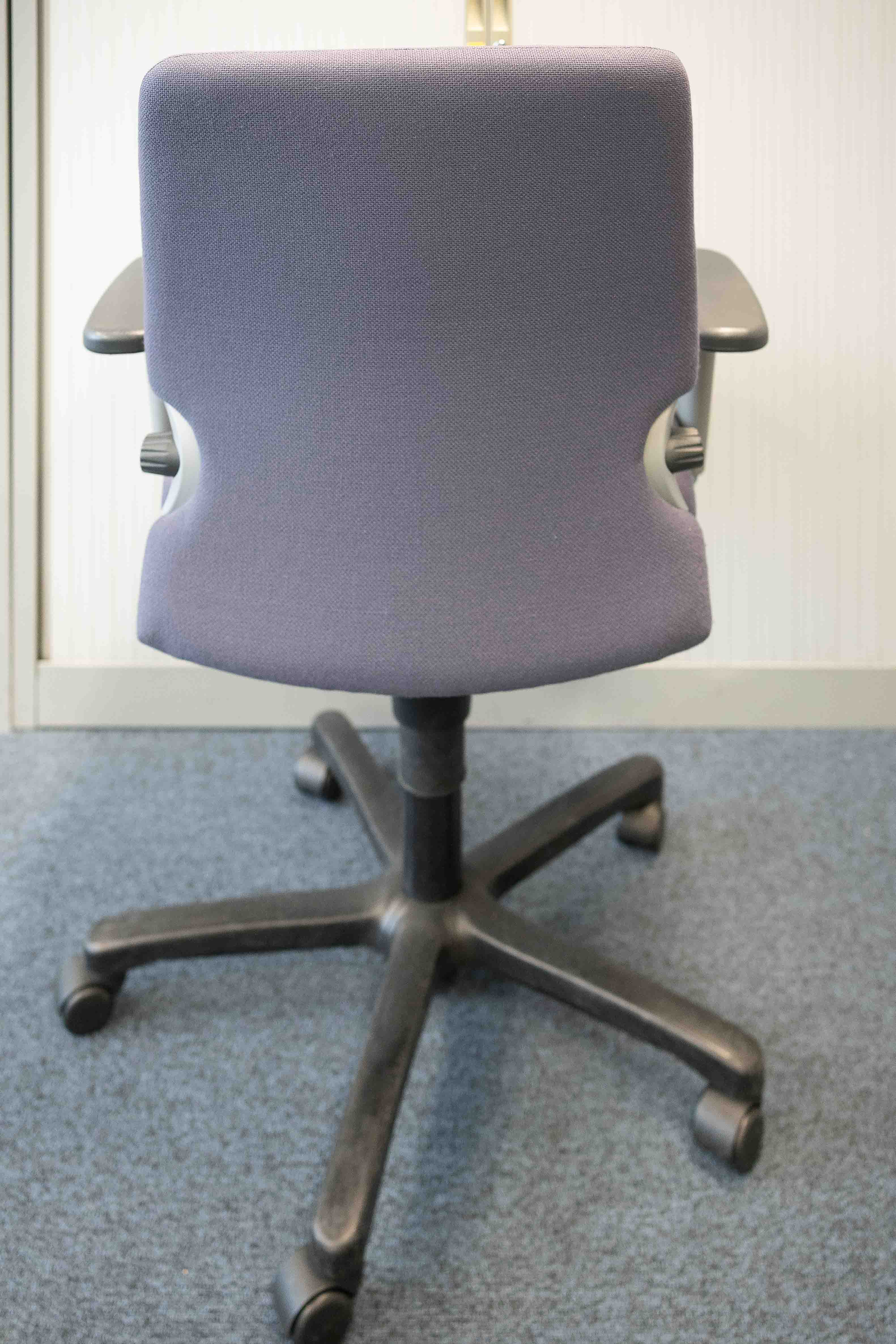 Comforto DonkerblauwGrijze bureaustoel op zwarte poten-3