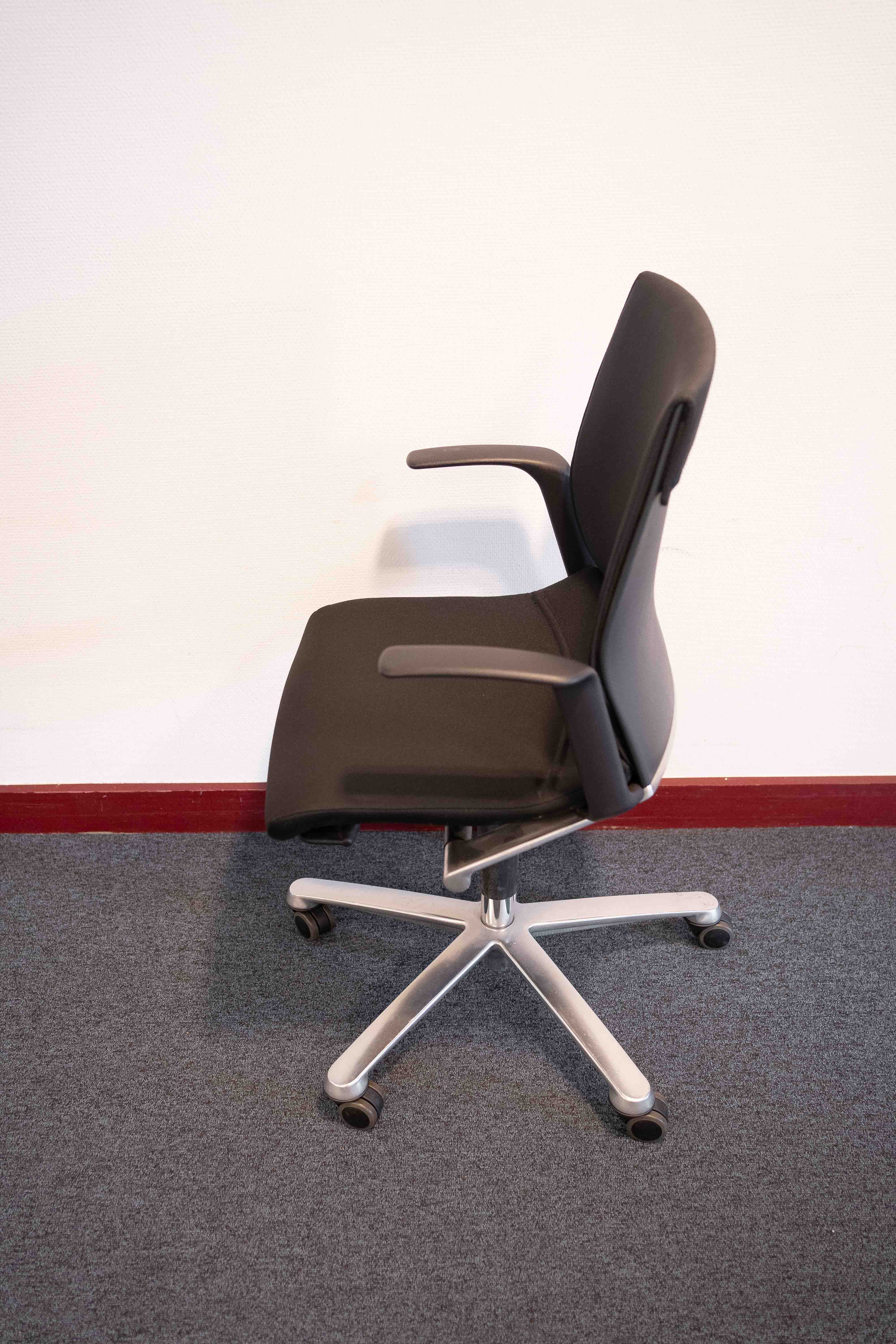 Chaise de bureau Wilkhahn marron foncé sur pieds à roulettes en acier-5