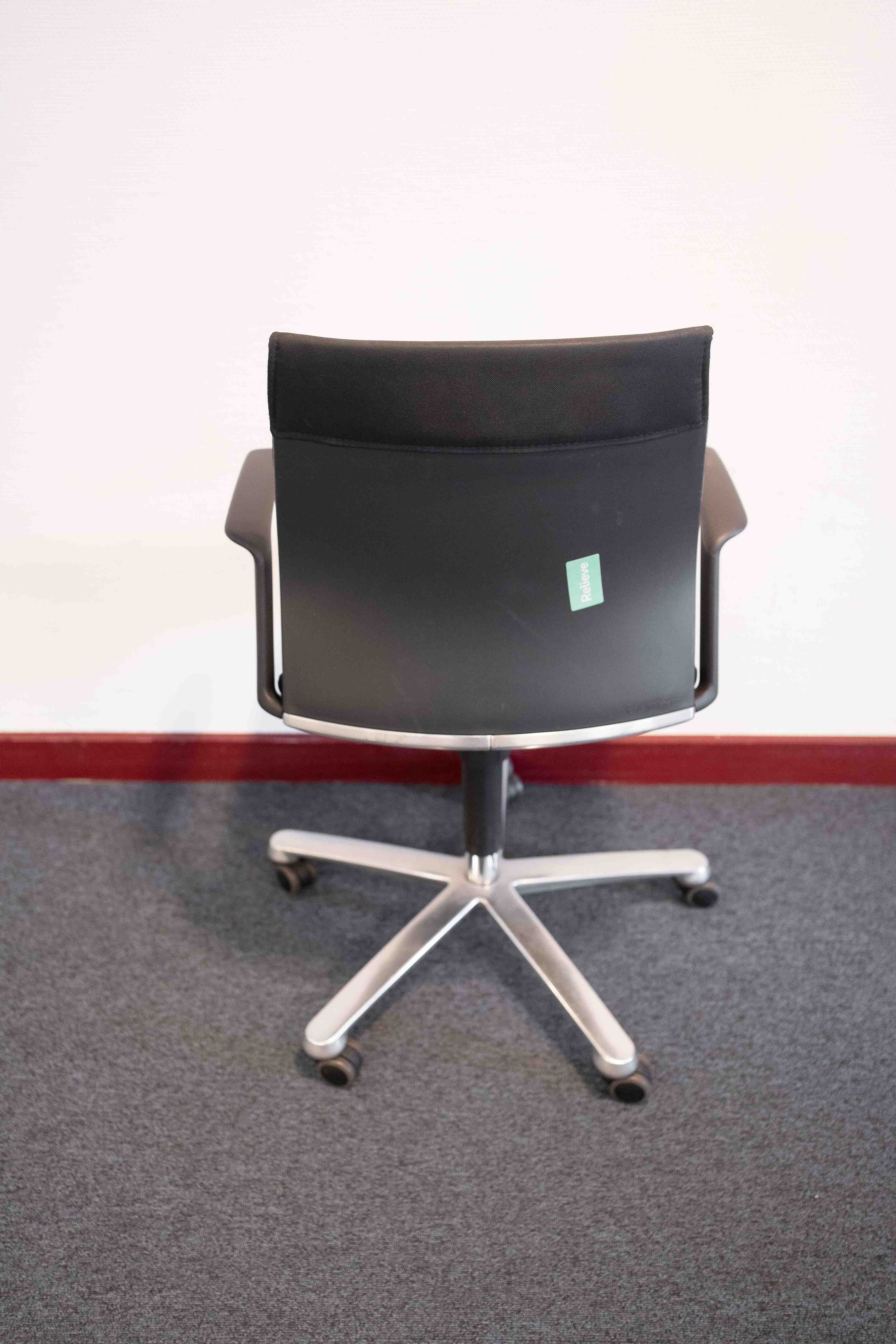 Chaise de bureau Wilkhahn marron foncé sur pieds à roulettes en acier-4