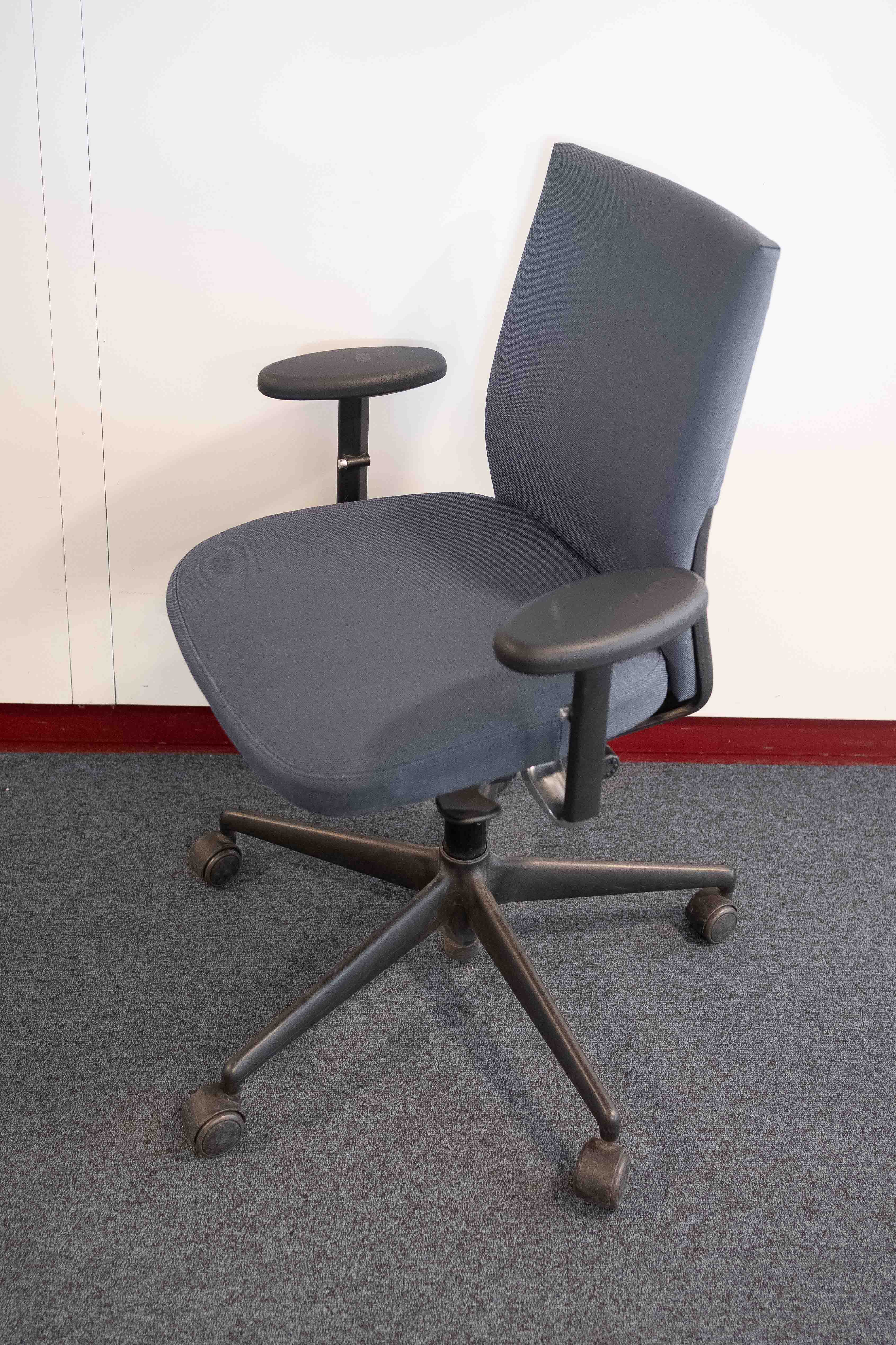 Chaise de bureau Vitra bleue sur roulettes noires-0