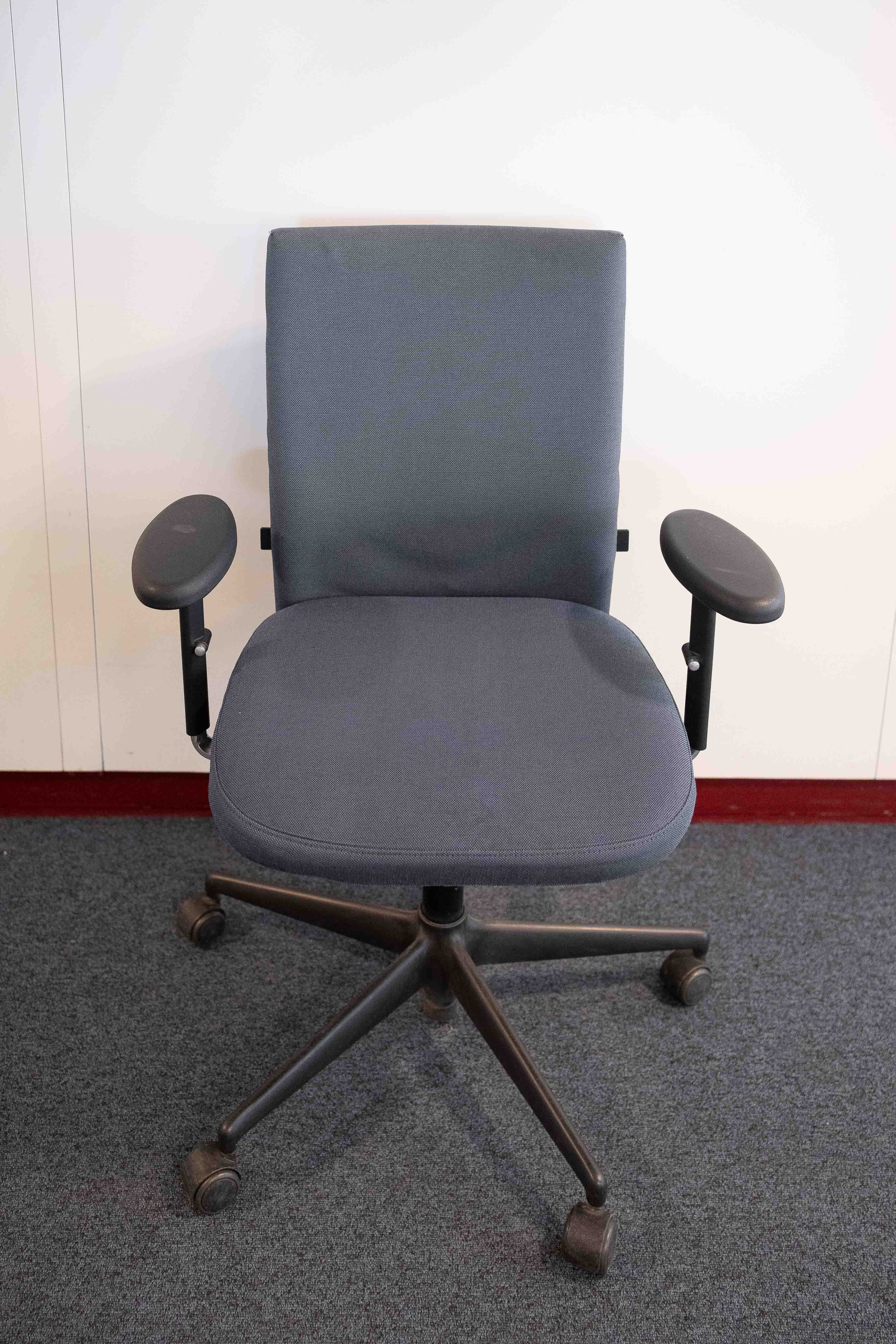 Chaise de bureau Vitra bleue sur roulettes noires-4
