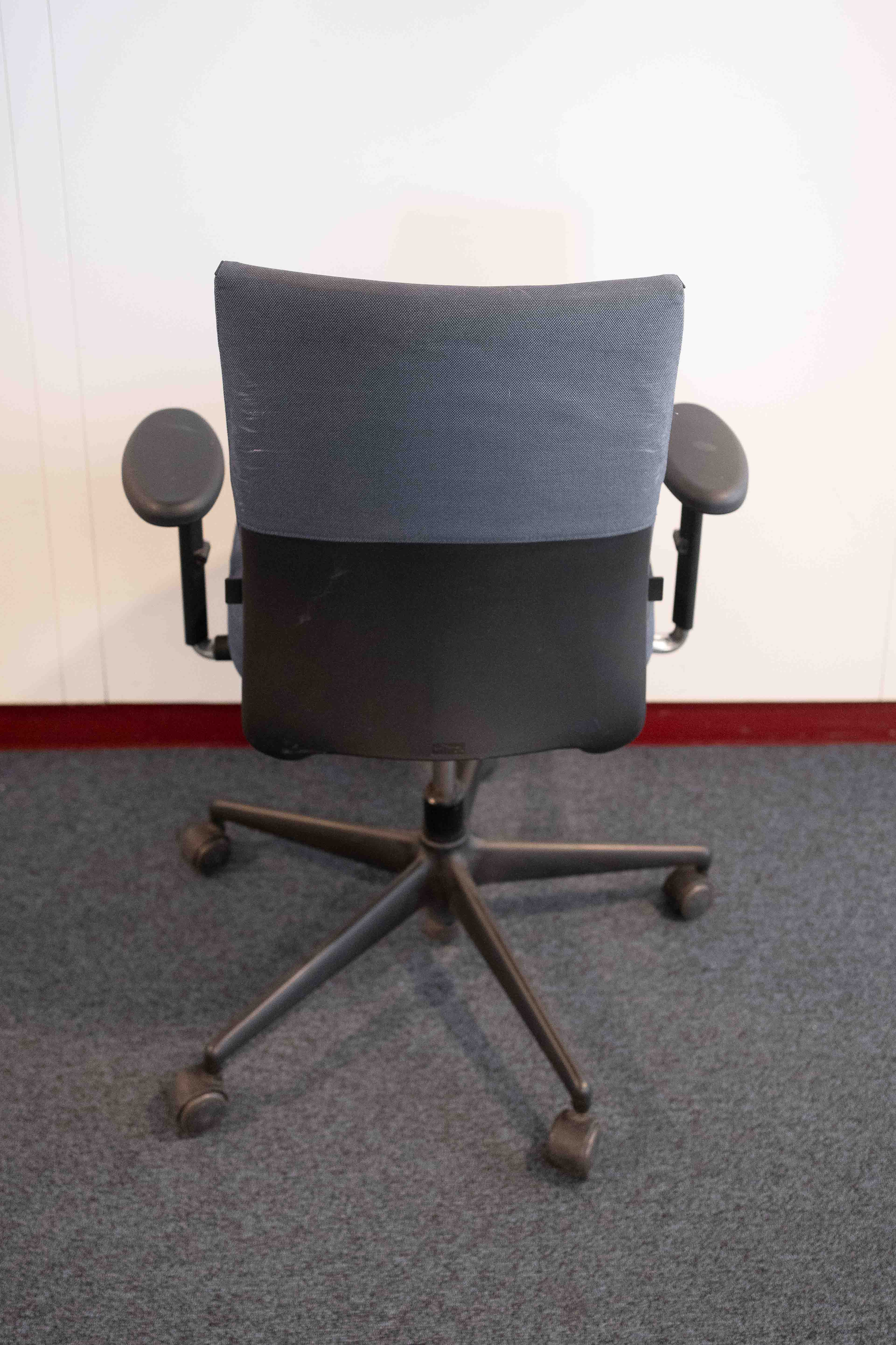 Chaise de bureau Vitra bleue sur roulettes noires-1