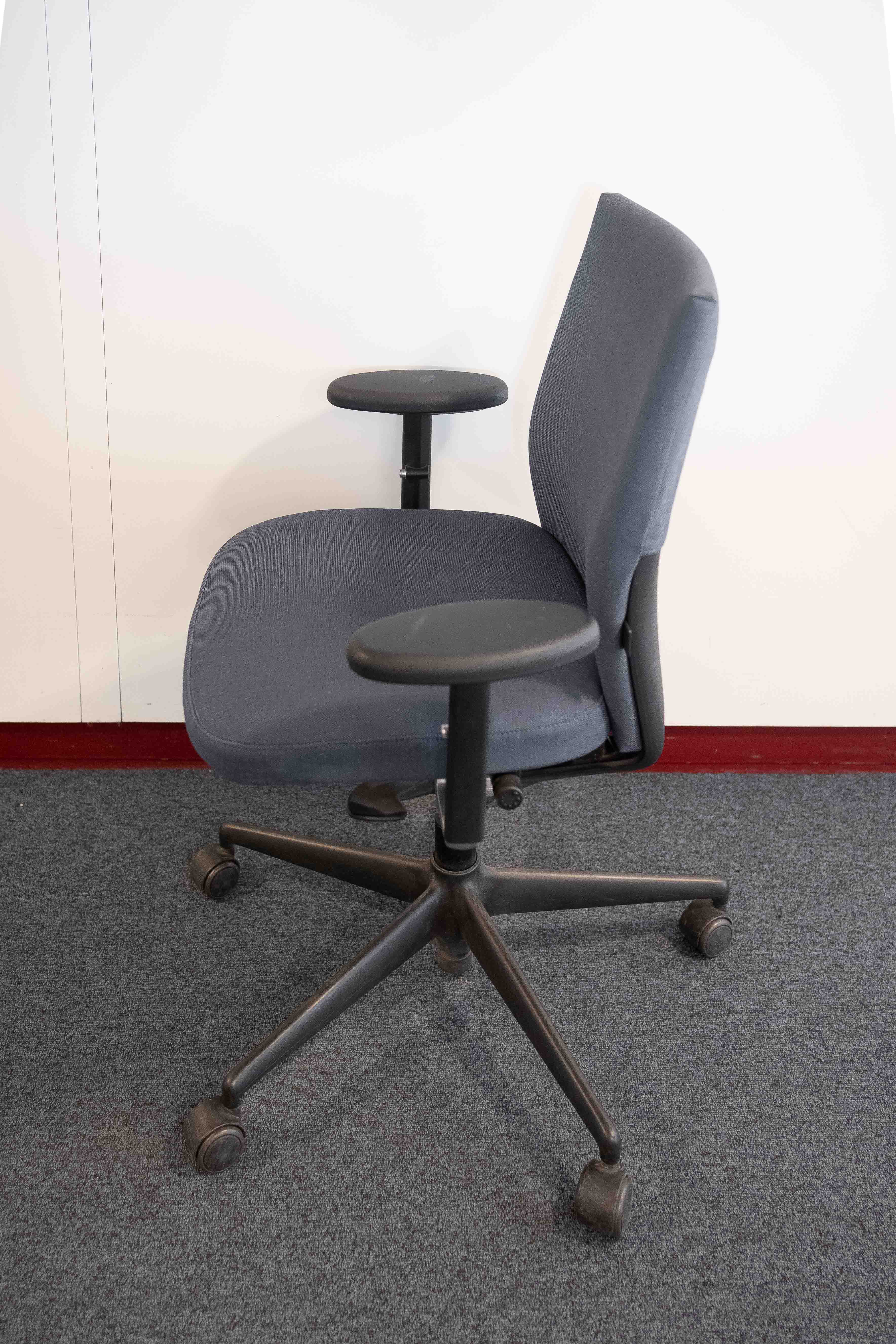 Chaise de bureau Vitra bleue sur roulettes noires-2