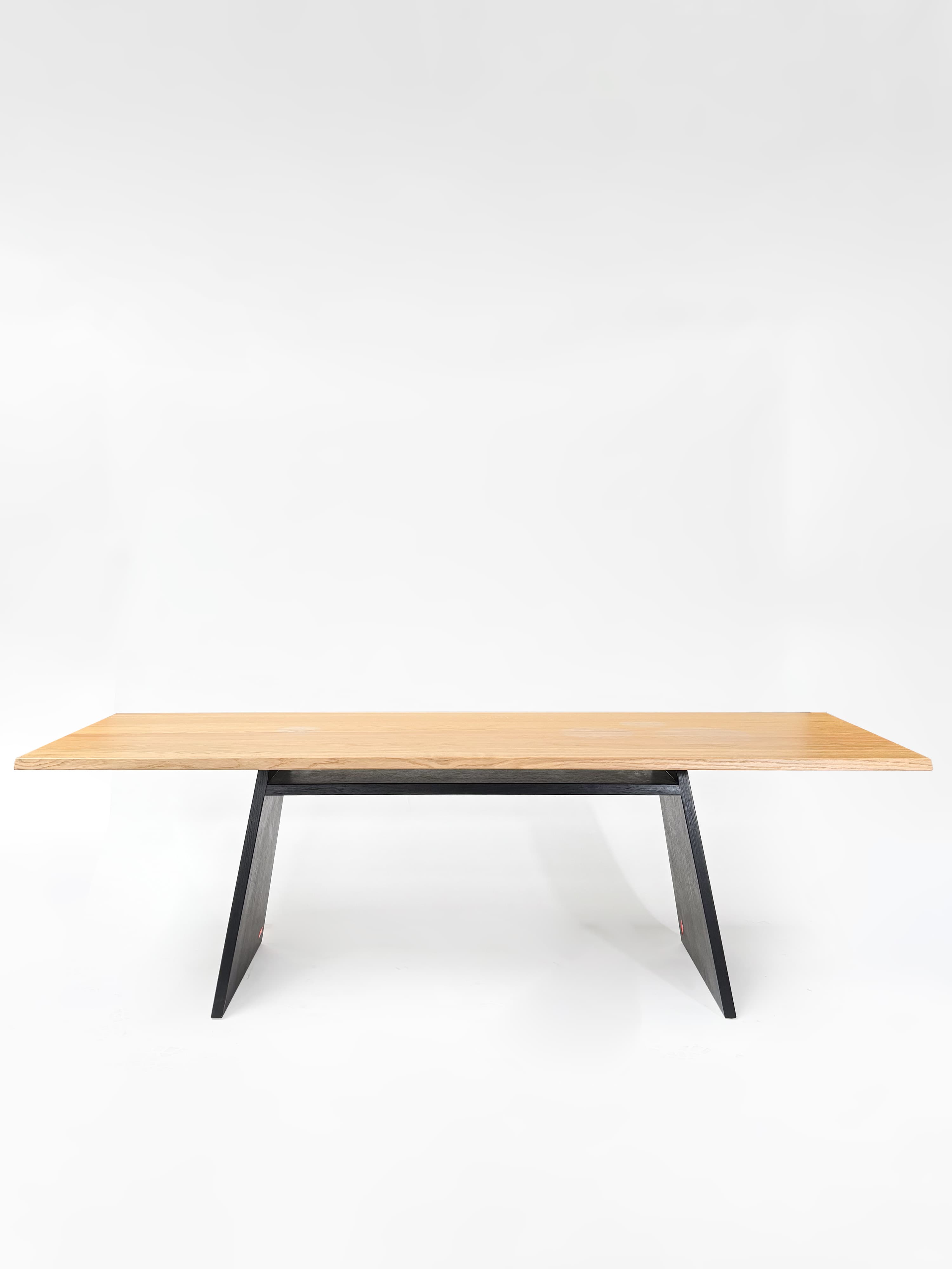 CRUSO Table de salle à manger en chêne naturel avec base noire - 240cm x 90cm-1