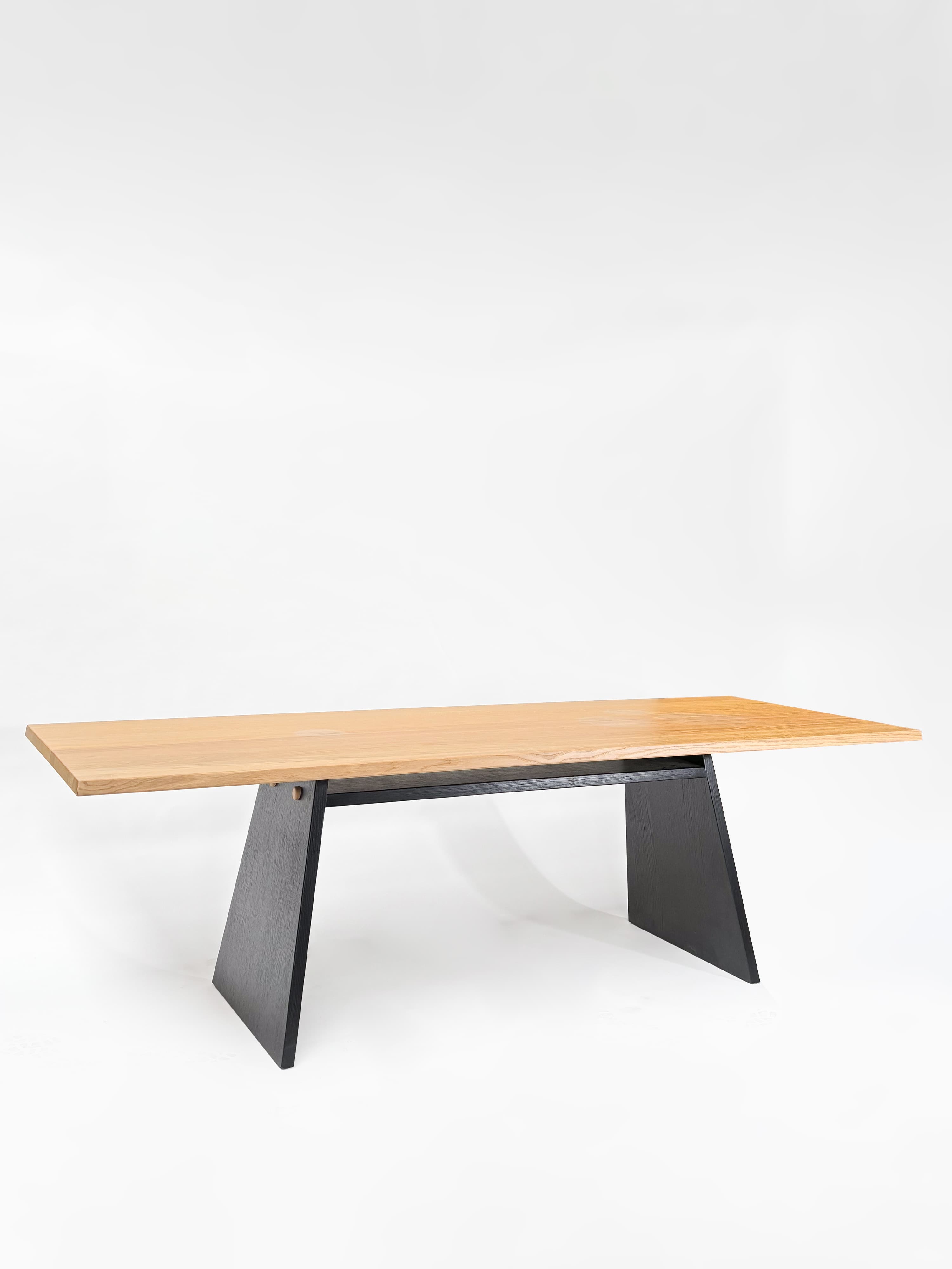 CRUSO Table de salle à manger en chêne naturel avec base noire - 240cm x 90cm-0
