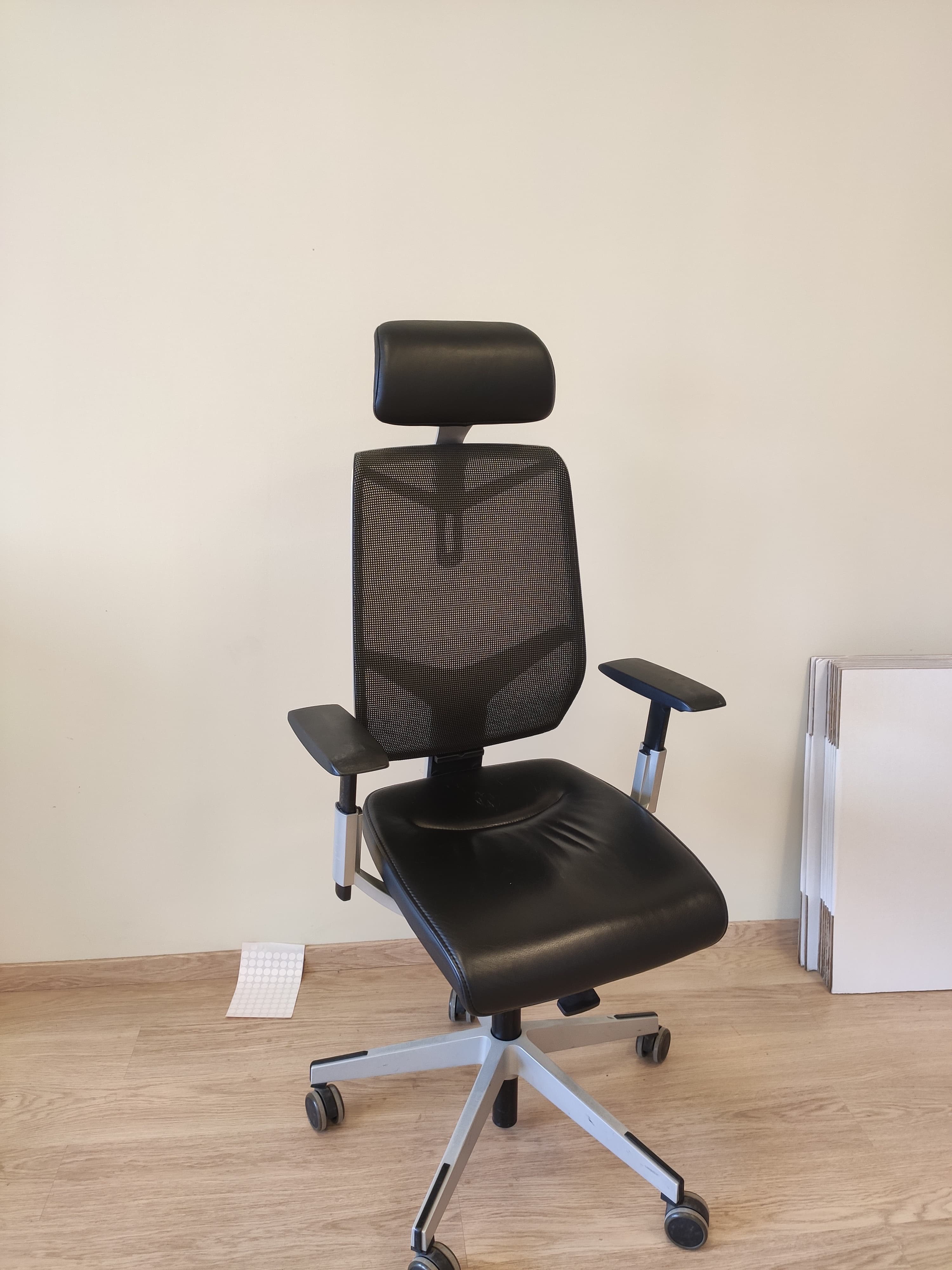 Giroflex office chair black high meshed back-0