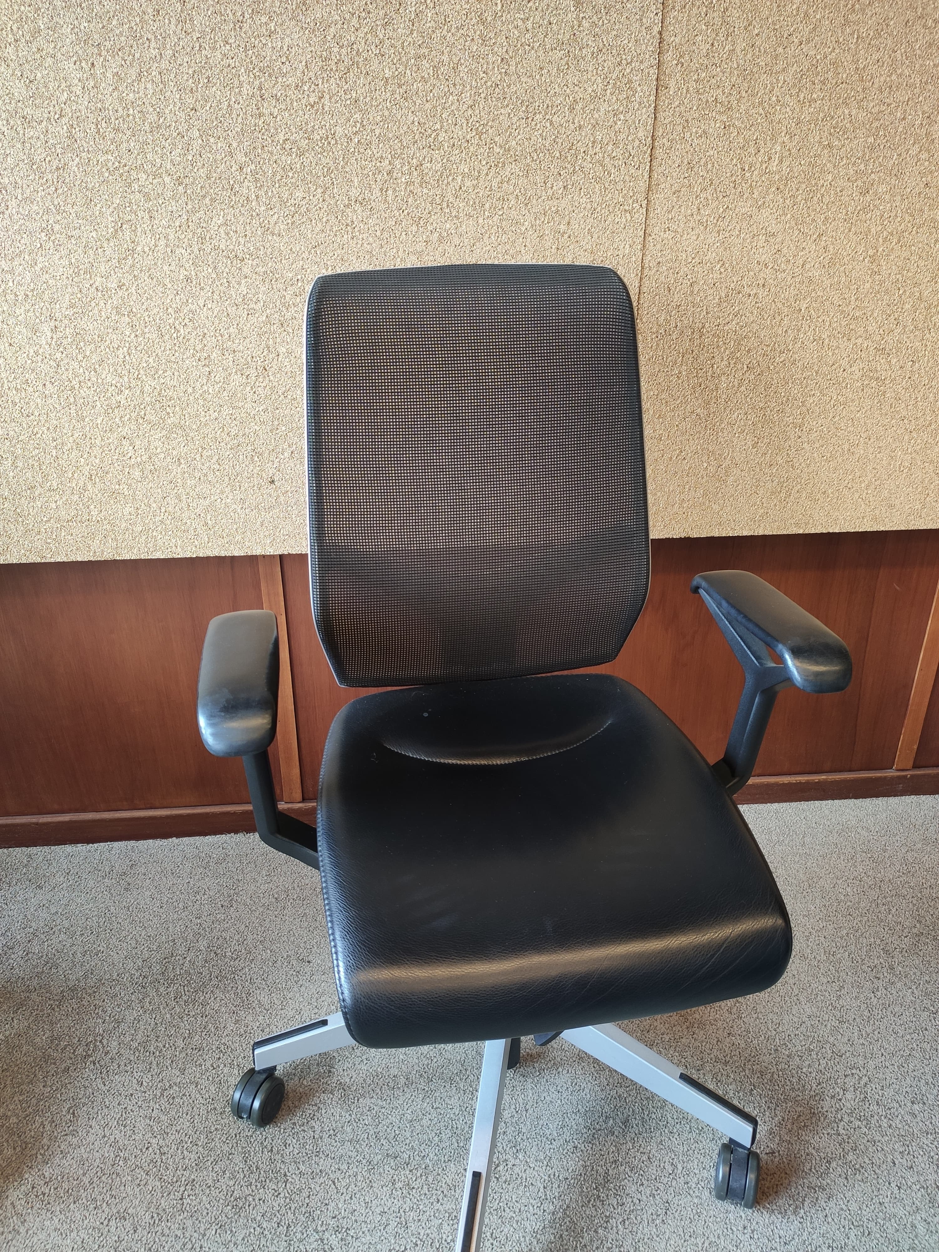 Giroflex grey mesh back with black leather seating office chair with grey plastic structure-1