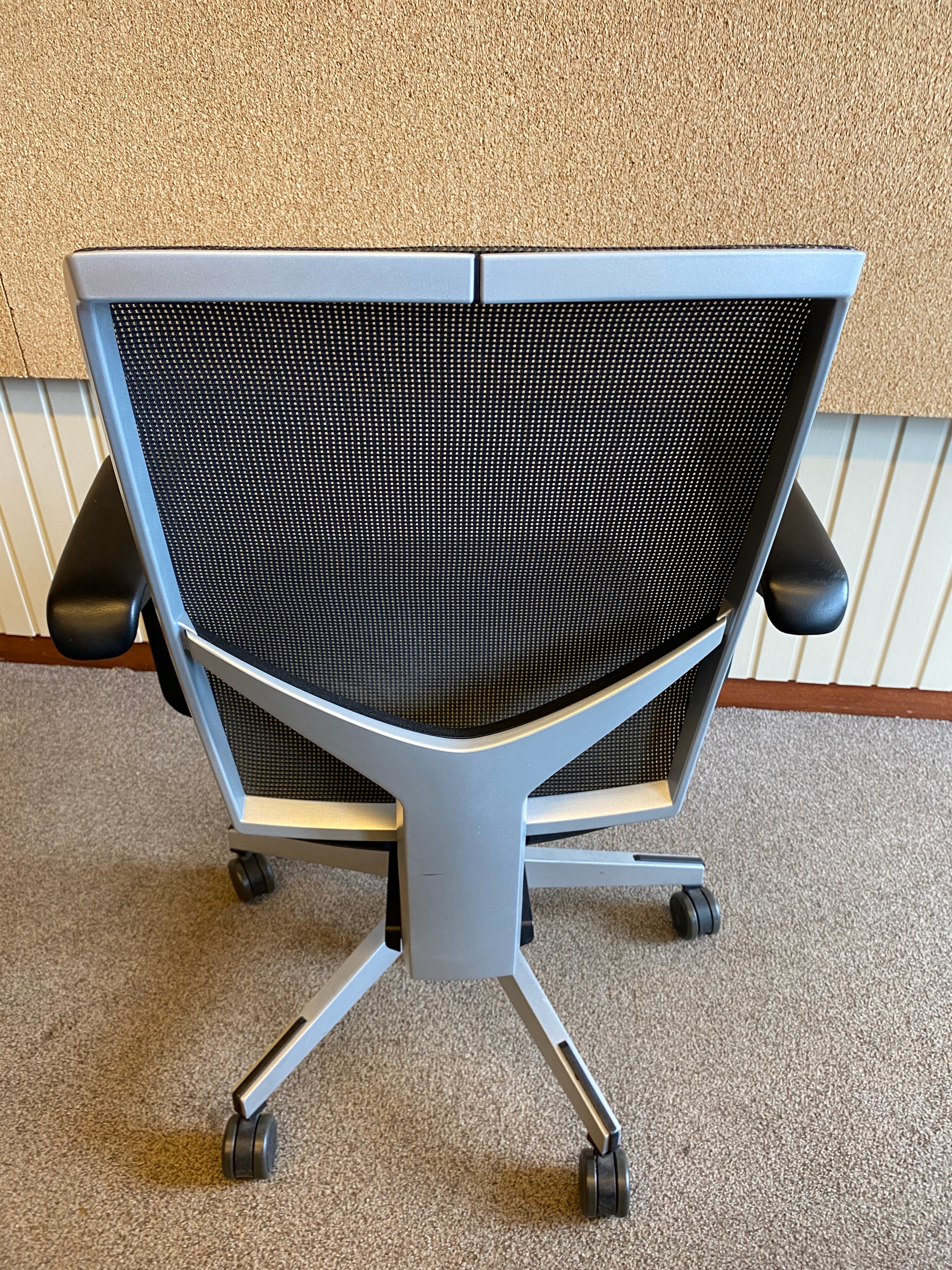 Giroflex grey mesh back with black leather seating office chair with grey plastic structure-4