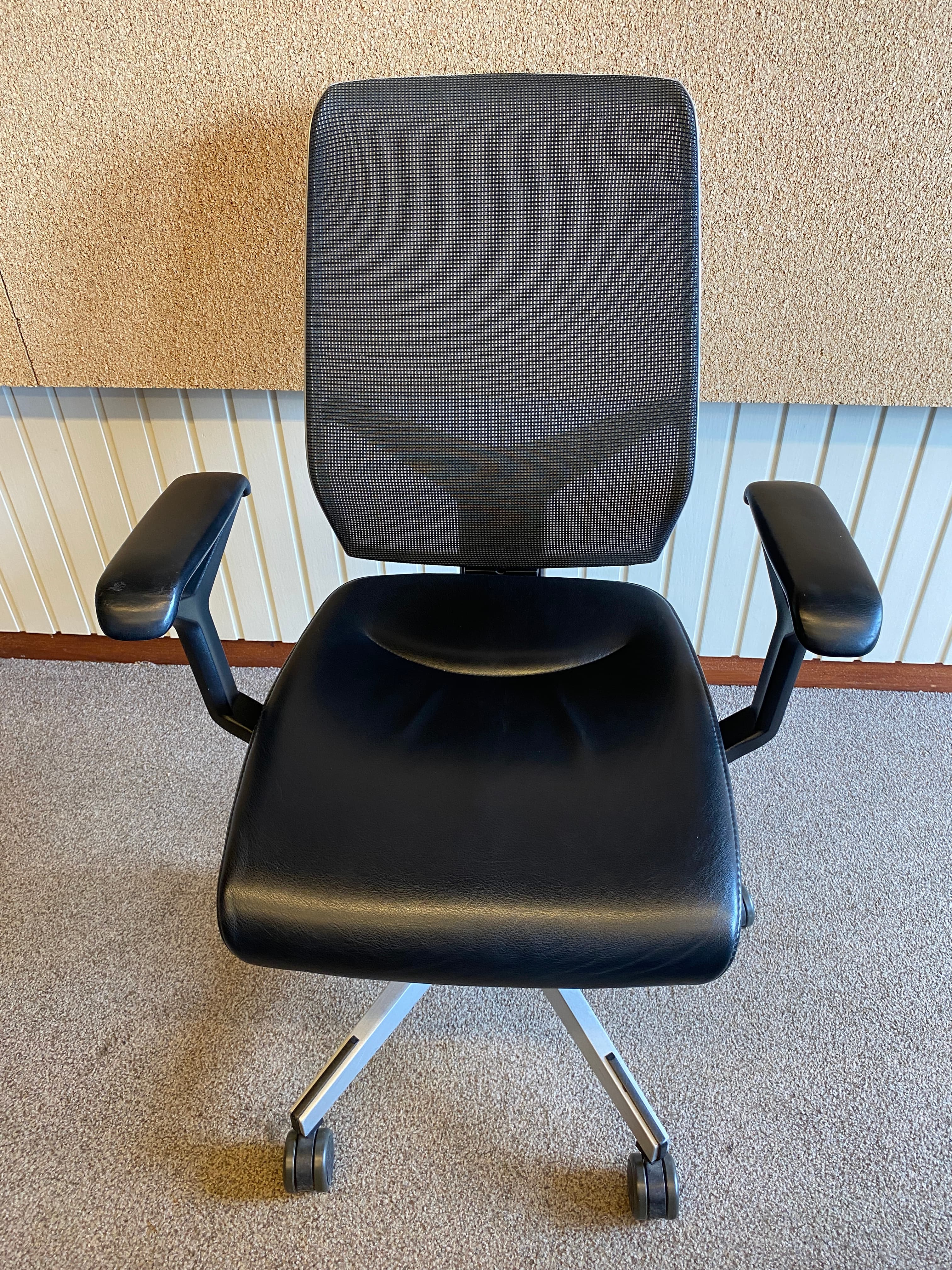 Giroflex grey mesh back with black leather seating office chair with grey plastic structure-3