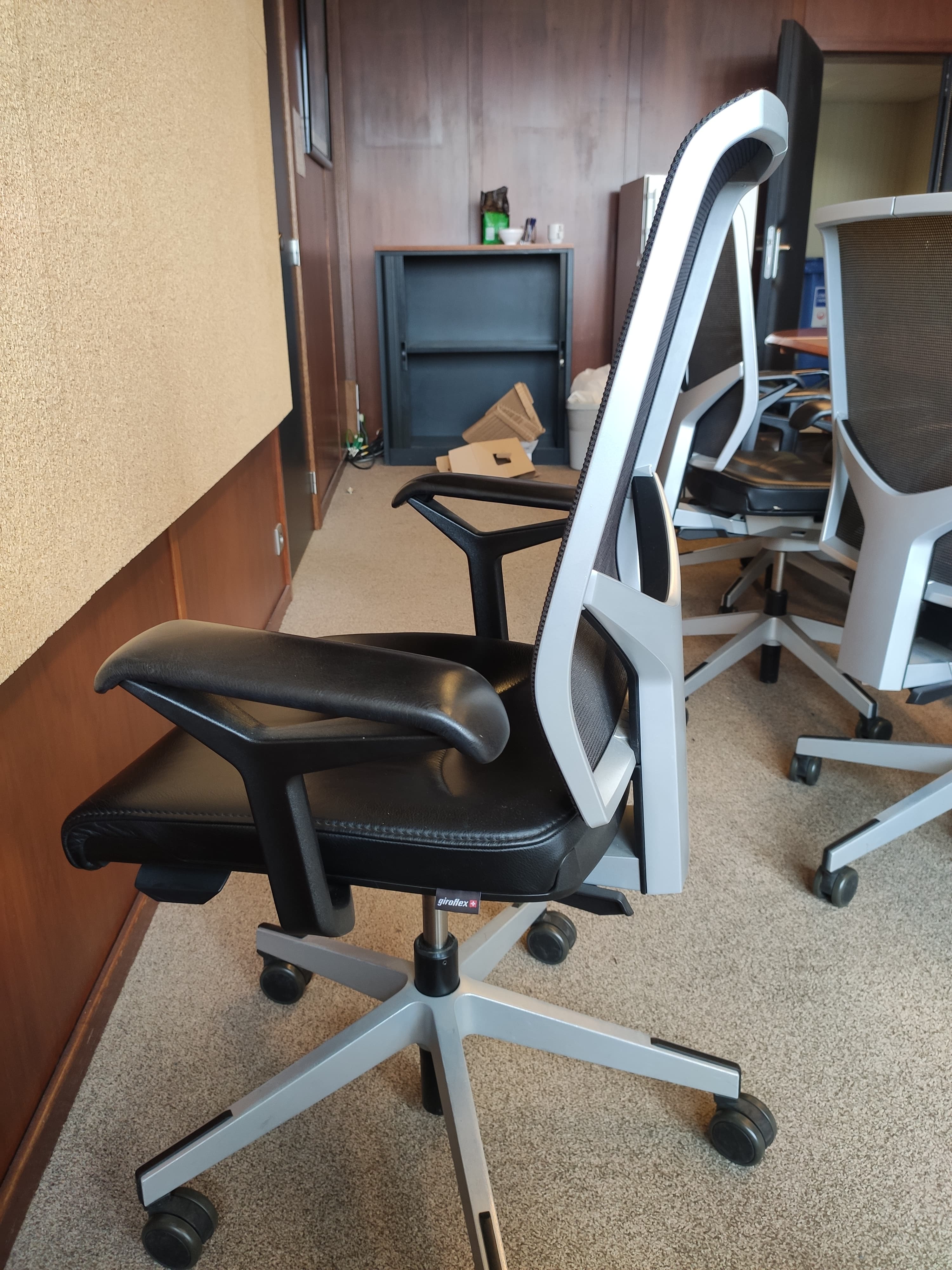 Giroflex grey mesh back with black leather seating office chair with grey plastic structure-2