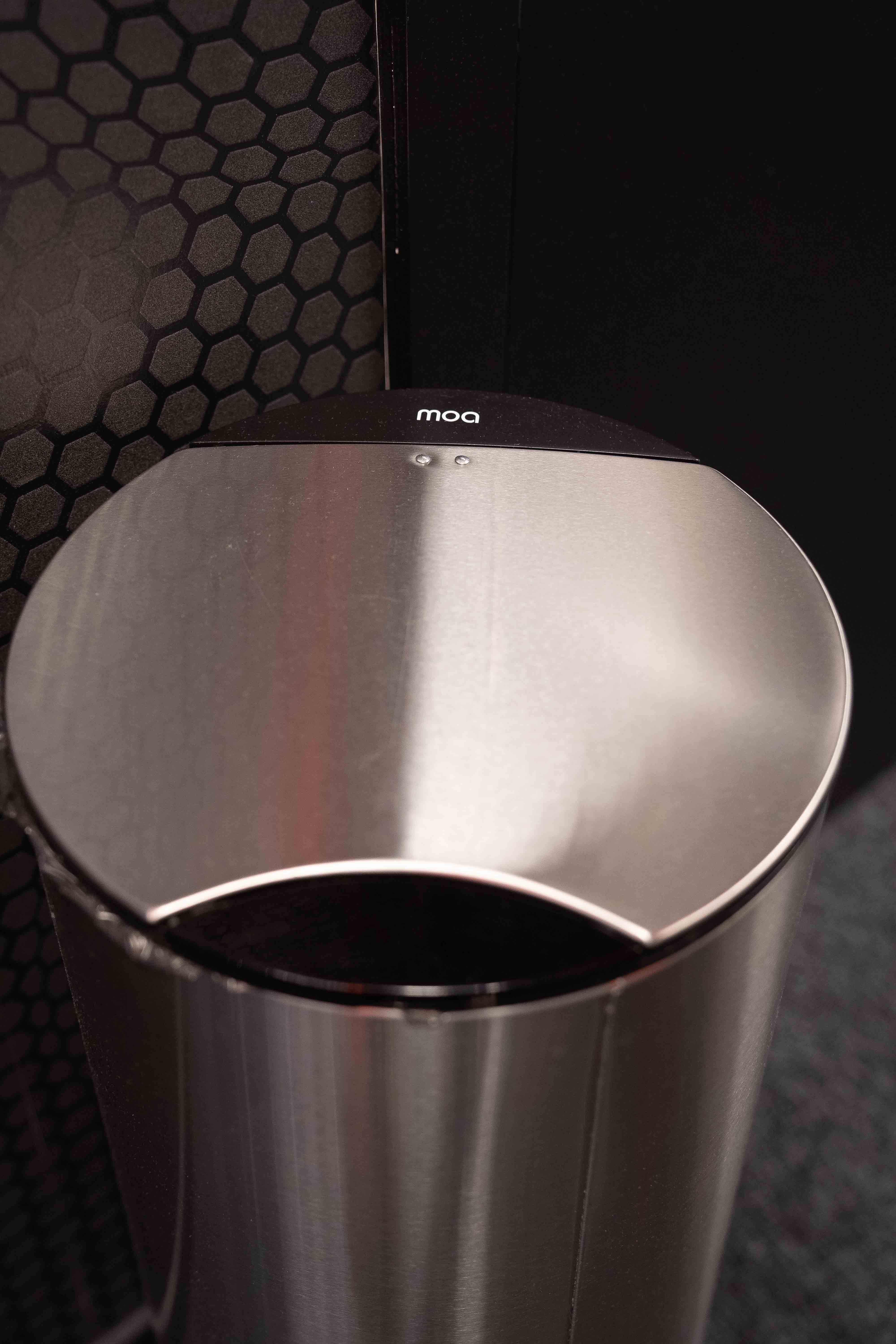 Poubelle en acier inoxydable Moa Silver au design contemporain épuré-1