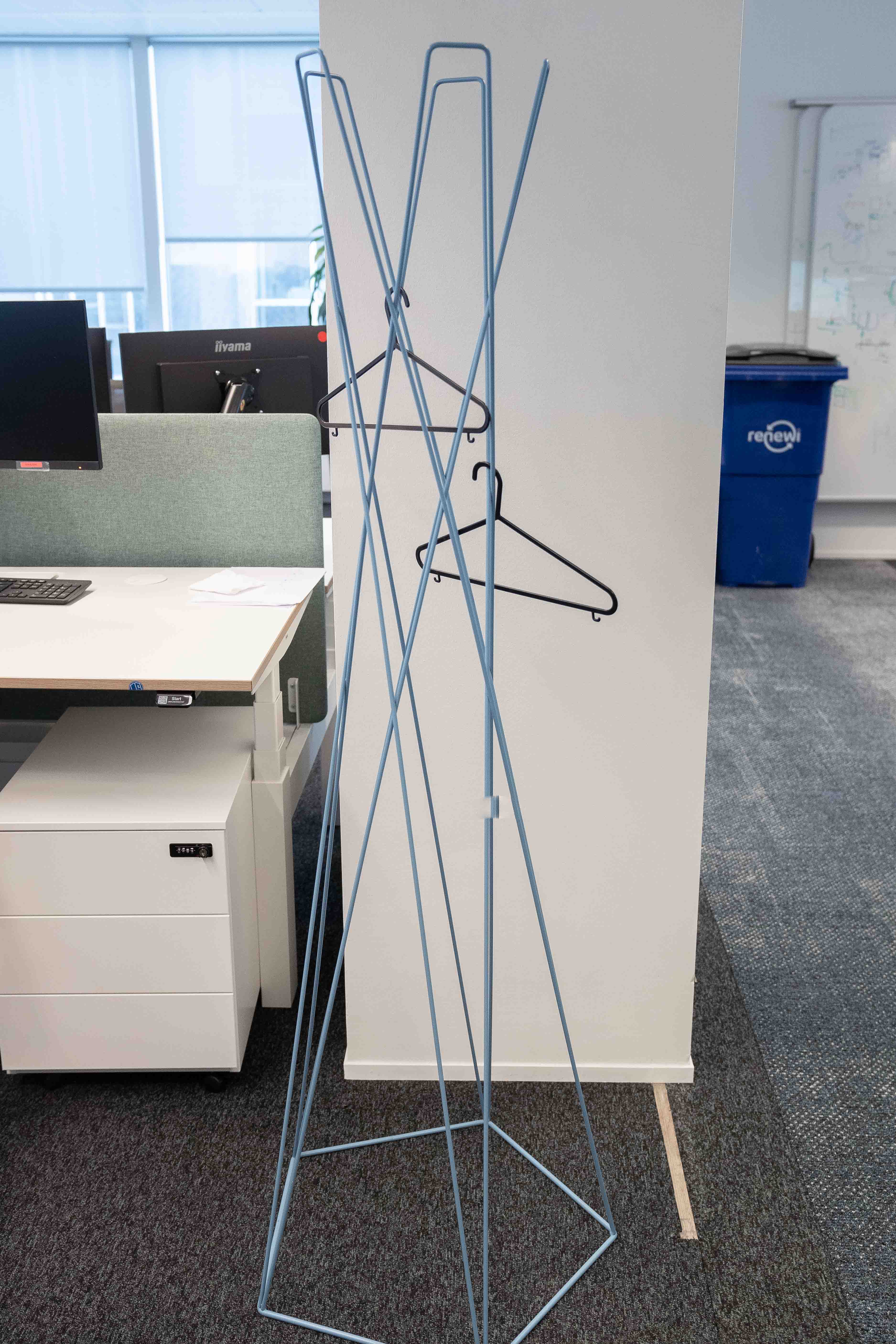 Cascando Blauwe Metalen Kapstok met Geometrisch Ontwerp-0