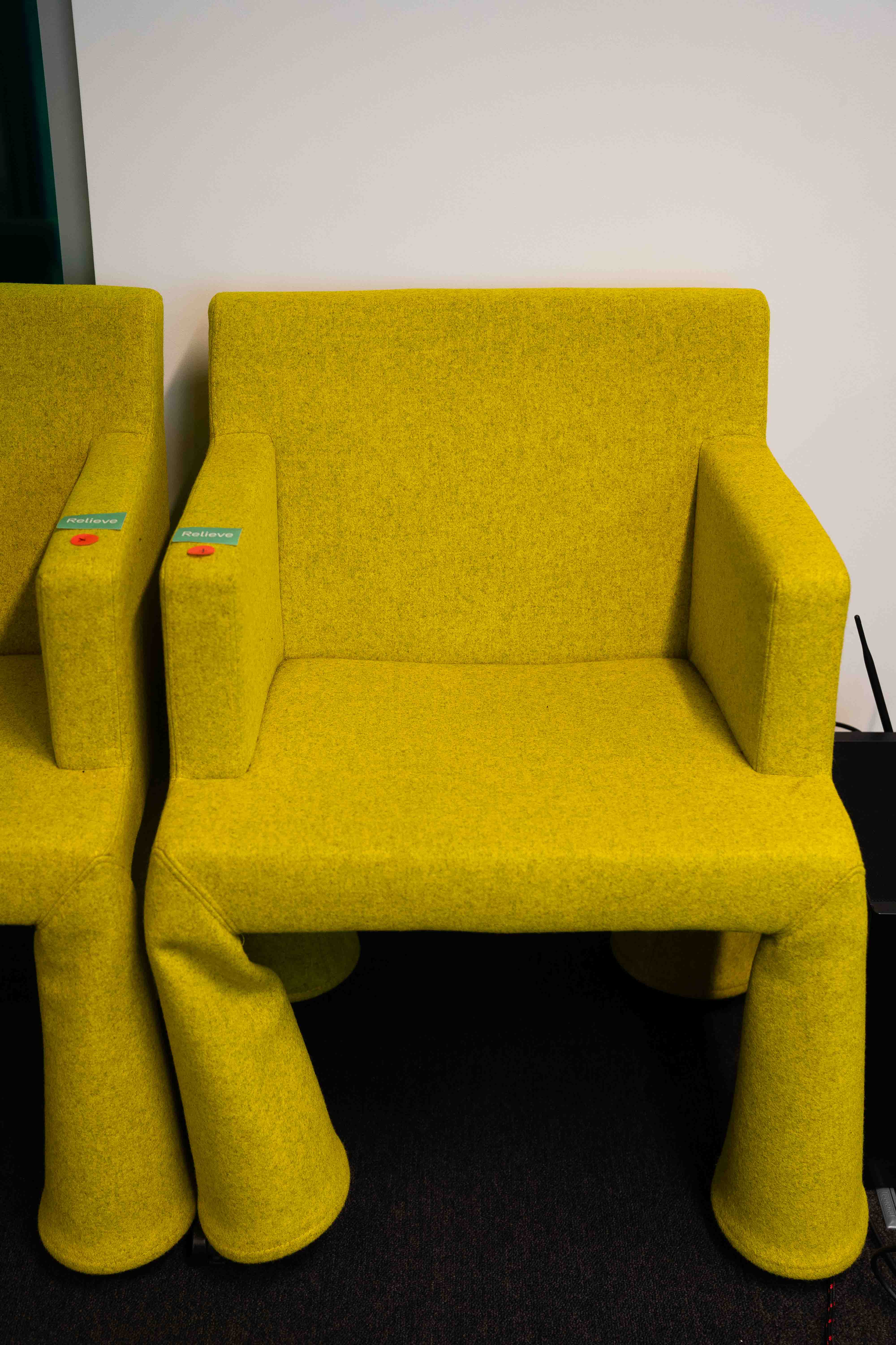 Mooie WoolBlend Chartreuse Loveseat with Retro design on wheels-2